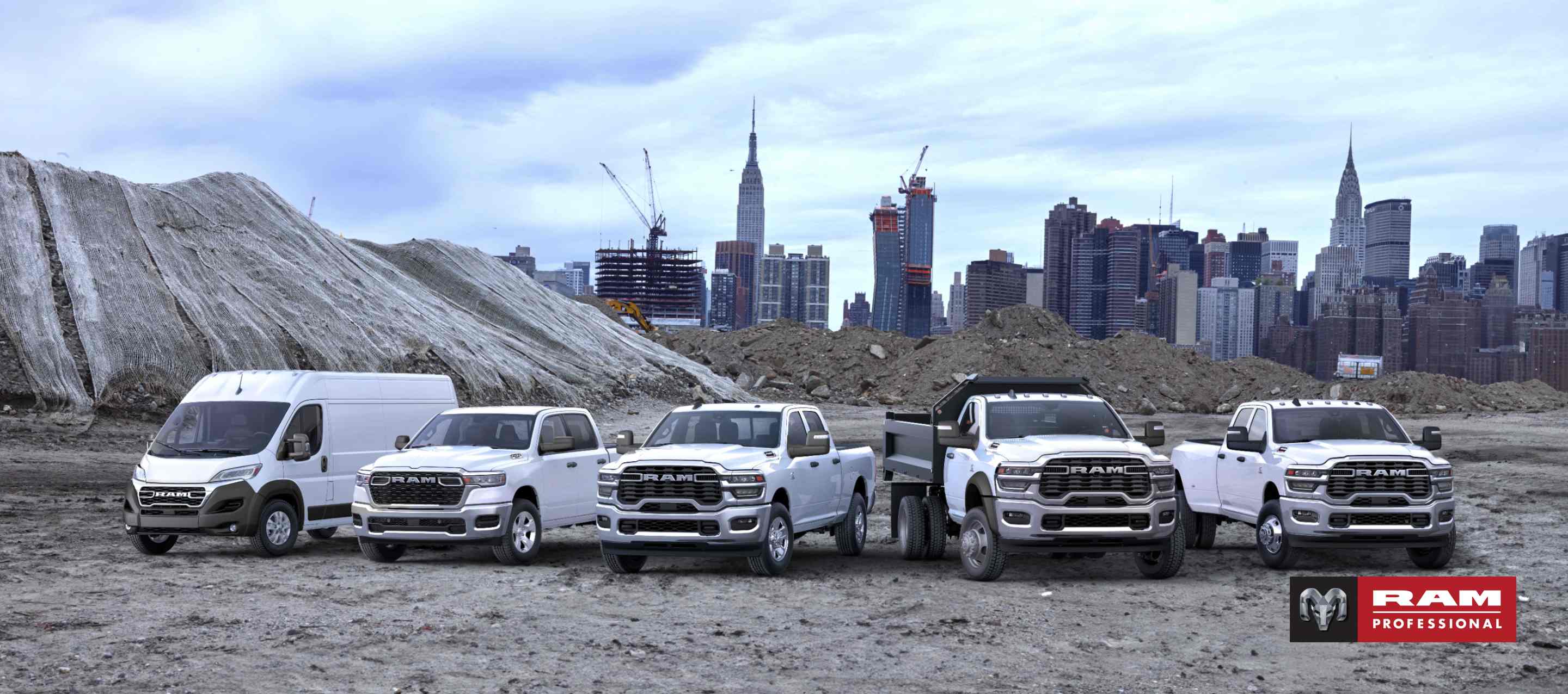 Línea de la marca Ram 2025 toda en blanco, con los vehículos estacionados uno al lado del otro en una obra de construcción, con un paisaje urbano de fondo. From left to right: a Ram ProMaster 3500 SLT High Roof Cargo Van, a Ram 1500 Tradesman 4x4 Crew Cab, a Ram 2500 Tradesman 4x4 Crew Cab, a Ram 5500 Tradesman Chassis Regular Cab with dump body upfit and a Ram 3500 Tradesman 4x4 Crew Cab. Ram professional.