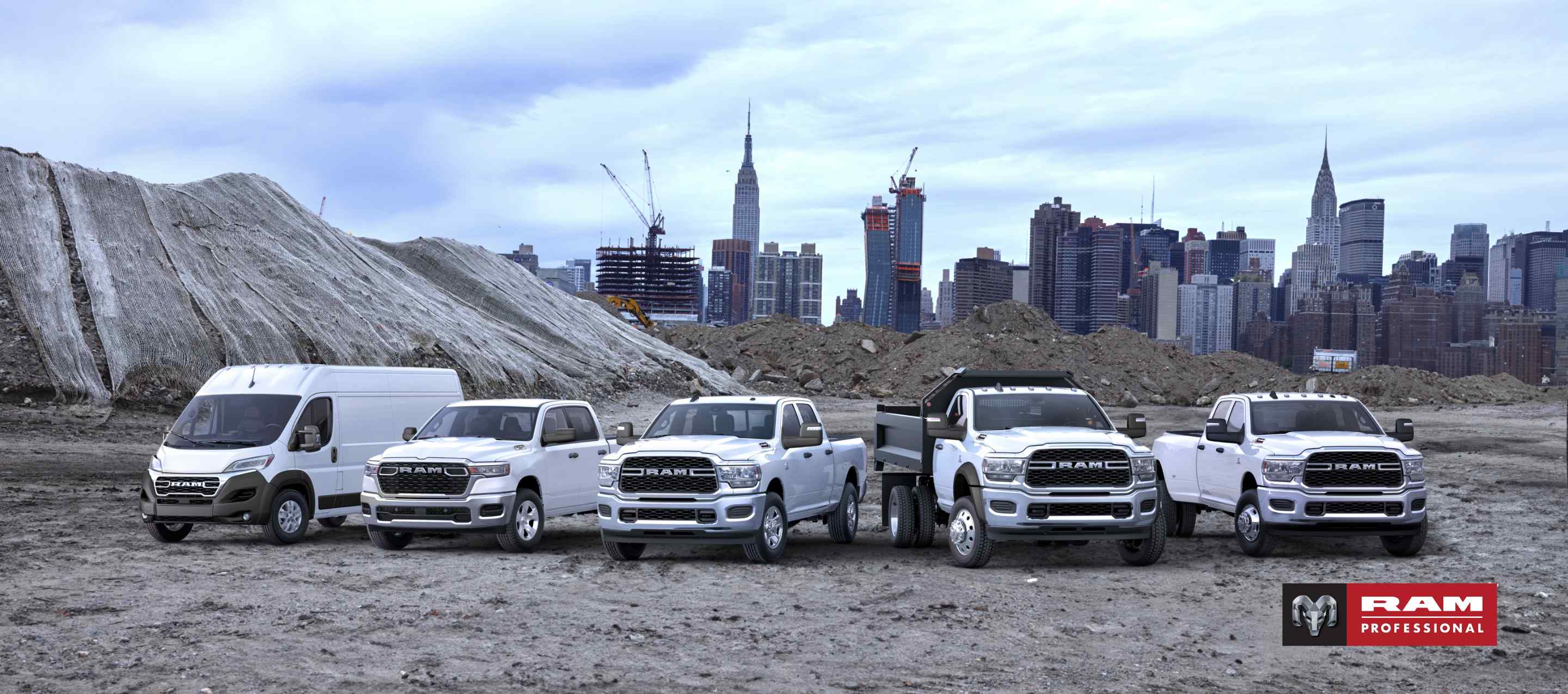 Línea de la marca Ram 2025 toda en blanco, con los vehículos estacionados uno al lado del otro en una obra de construcción, con un paisaje urbano de fondo. De izquierda a derecha: una Ram ProMaster 3500 SLT High Roof Cargo Van, una Ram 1500 Tradesman 4x4 Crew Cab, una Ram 2500 Tradesman 4x4 Crew Cab 2024, una Ram 5500 Tradesman Chassis Regular Cab 2024 con mejoras de carrocería volcadora y una Ram 3500 Tradesman 4x4 Crew Cab 2024. Ram Professional.