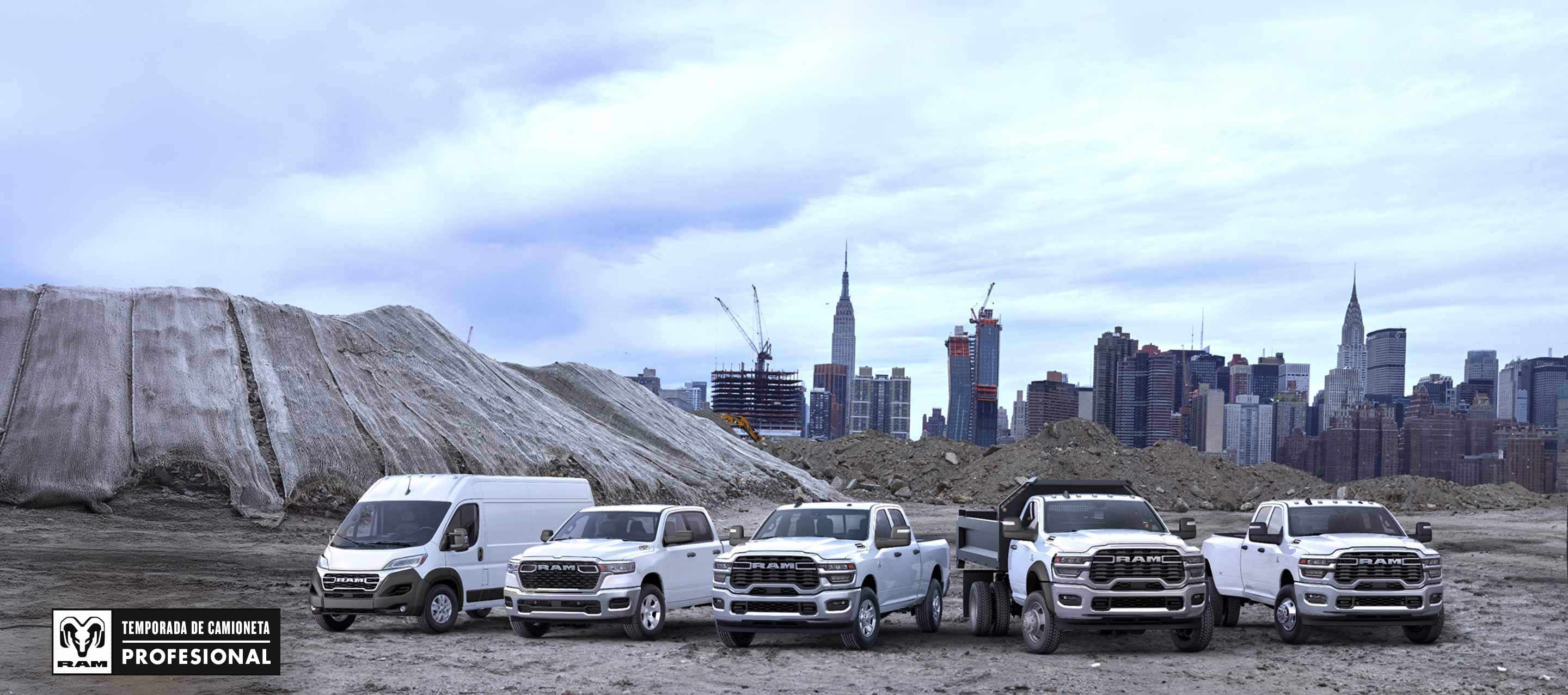 Línea de la marca Ram 2025 toda en blanco, con los vehículos estacionados uno al lado del otro en una obra de construcción, con un paisaje urbano de fondo. De izquierda a derecha: una Ram ProMaster 3500 SLT High Roof Cargo Van, una Ram 1500 Tradesman 4x4 Crew Cab, una Ram 2500 Tradesman 4x4 Crew Cab, una Ram 5500 Tradesman Chassis Regular Cab con mejora de carrocería volcadora y una Ram 3500 Tradesman 4x4 Crew Cab. Temporada de camionetas profesionales de Ram.