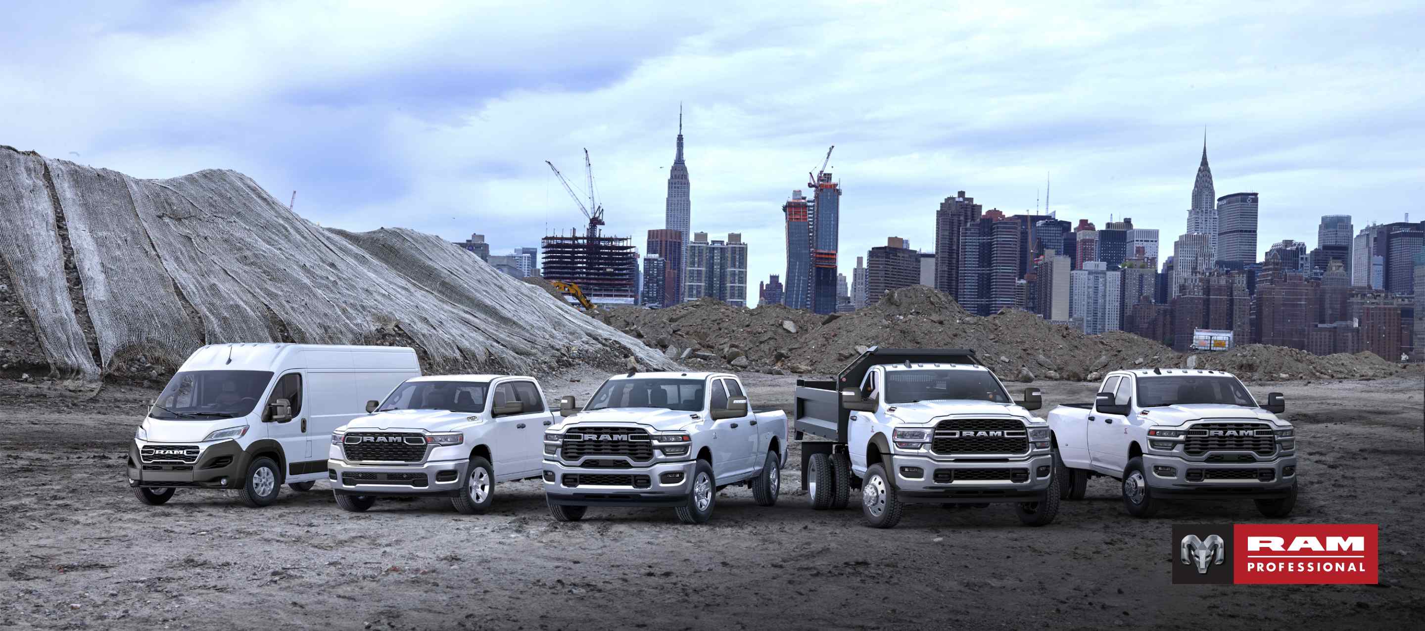 Línea de la marca Ram 2025 toda en blanco, con los vehículos estacionados uno al lado del otro en una obra de construcción, con un paisaje urbano de fondo. De izquierda a derecha: una Ram ProMaster 3500 SLT High Roof Cargo Van, una Ram 1500 Tradesman 4x4 Crew Cab, una Ram 2500 Tradesman 4x4 Crew Cab 2024, una Ram 5500 Tradesman Chassis Regular Cab 2024 con mejoras de carrocería volcadora y una Ram 3500 Tradesman 4x4 Crew Cab 2024. Ram Professional.