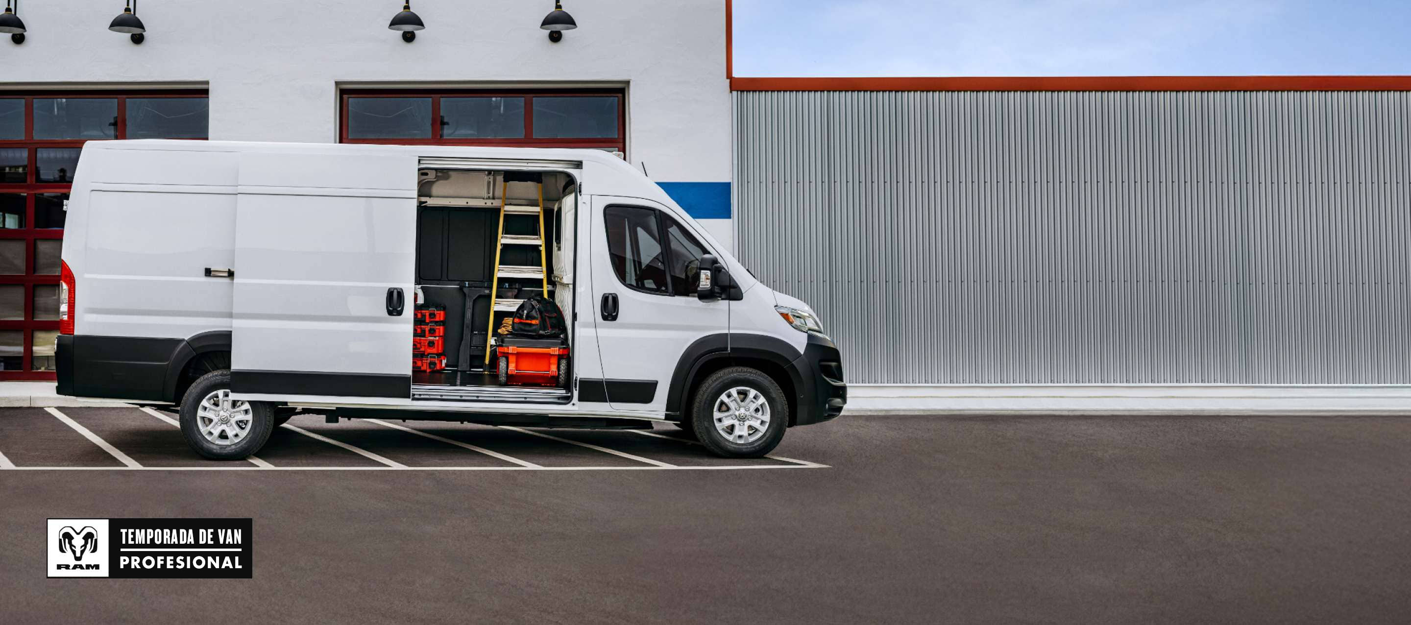Una Cargo Van Ram ProMaster EV 3500 2025 SLT High Roof blanca con la puerta deslizable del lado del pasajero y las puertas traseras abiertas que permiten observar cajones sobre estantes. Temporada de vans profesionales Ram.