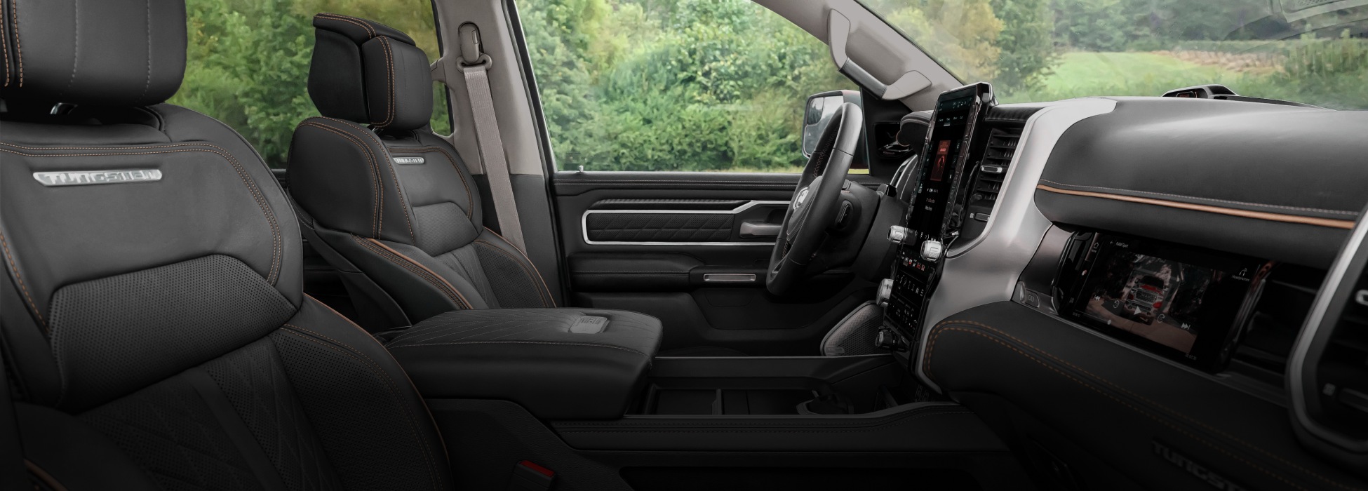 Los asientos delanteros en la Ram 1500 Tungsten 4x4 Crew Cab 2026.