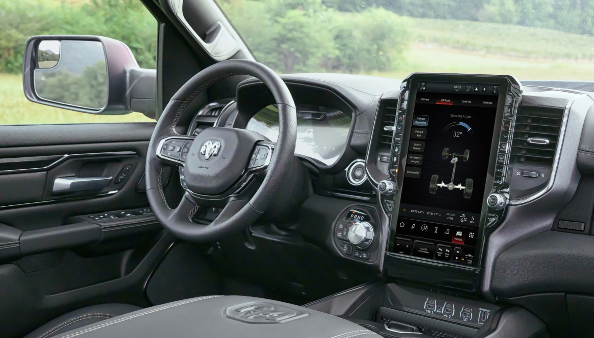 Se muestra el volante y una pantalla táctil de Uconnect muy grande en la Ram 1500 Rebel 2026.