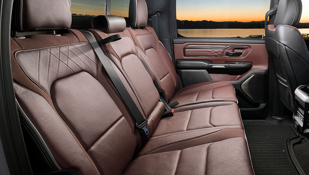 Se muestran los asientos traseros en una Ram 1500 Limited 4x4 Crew Cab 2026.