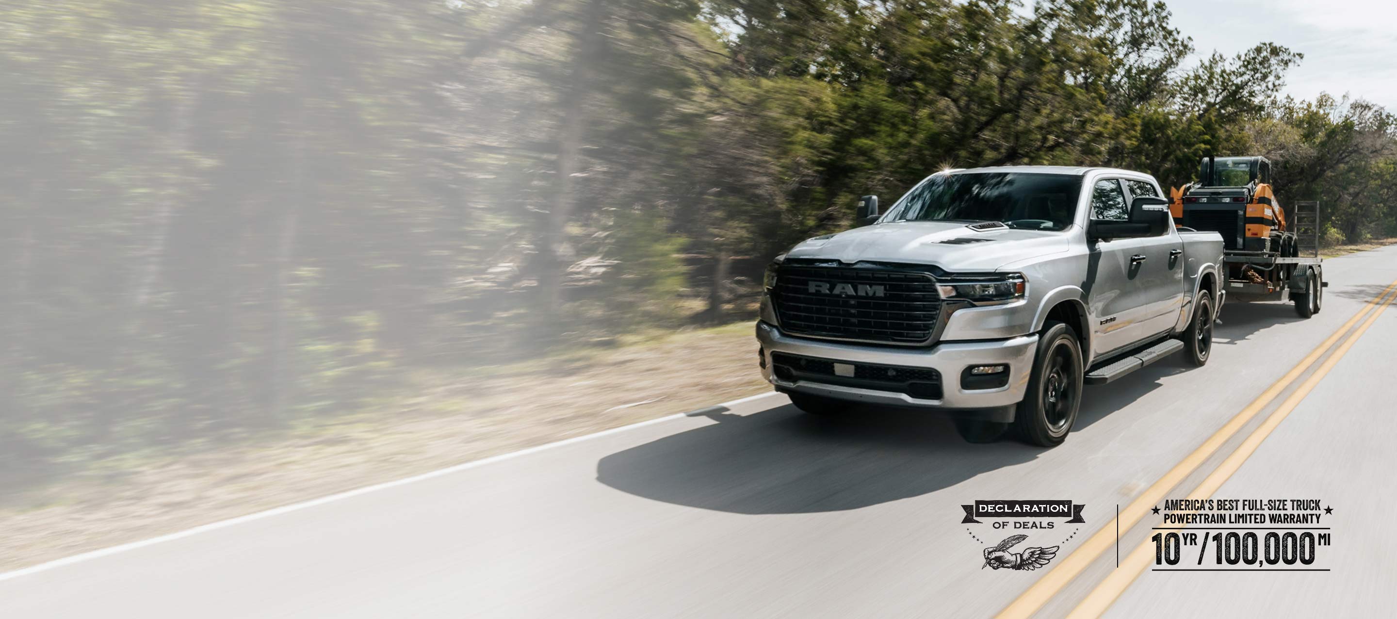 Una Ram 1500 Laramie 4x4 Crew Cab 2026 plateada circulando por una carretera, remolcando una excavadora sobre una minicargadora. Limited Warranty—10 Years/100,000 Miles. Declaration of deals Sales Event.