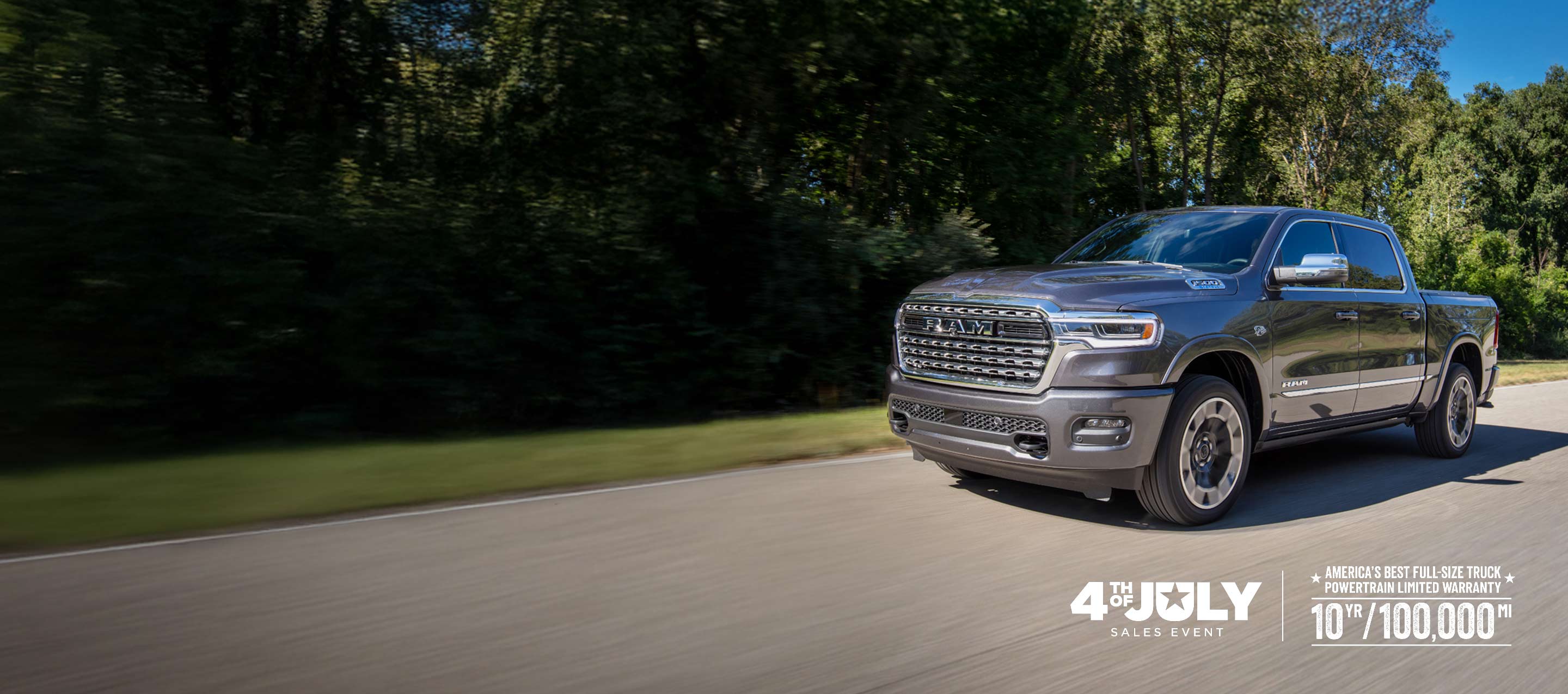 Una Ram 1500 Limited 4x4 Crew Cab 2026 gris circulando por un camino campestre. Evento de ventas del 4 de julio.