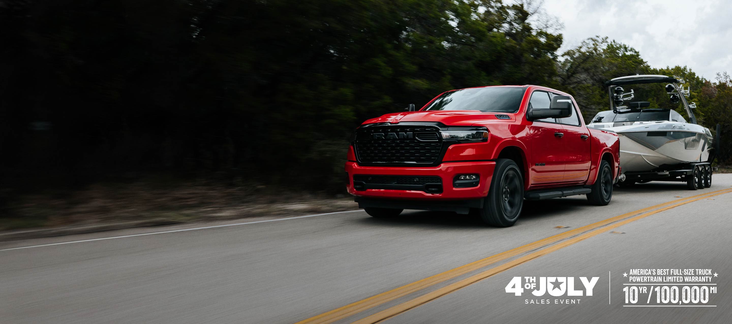 Una Ram 1500 Big Horn 4x4 Crew Cab 2026 roja andando por una carretera remolcando un bote a motor. Garantía limitada de 10 años/100,000 millas. Evento de ventas del 4 de julio.