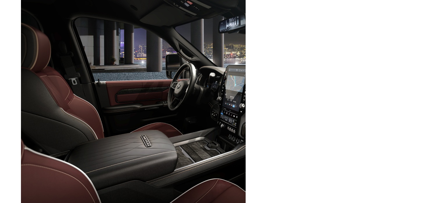 Asientos delanteros tapizados en cuero negro y Ebony Red en la camioneta para trabajo pesado Ram 2500 Limited Crew Cab 2026.