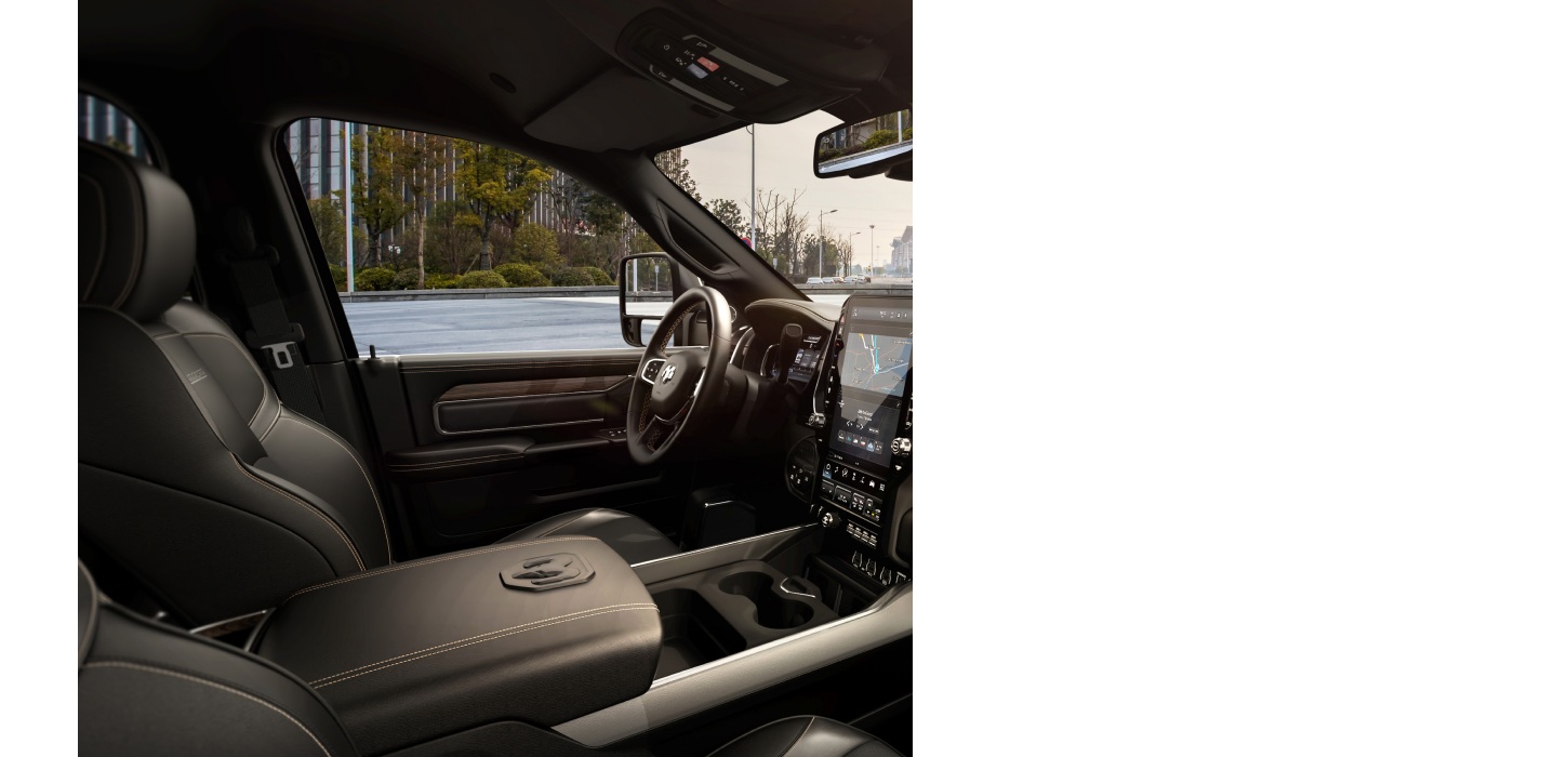 Los asientos delanteros de una camioneta para trabajo pesado Ram 2500 Laramie Crew Cab 2026.