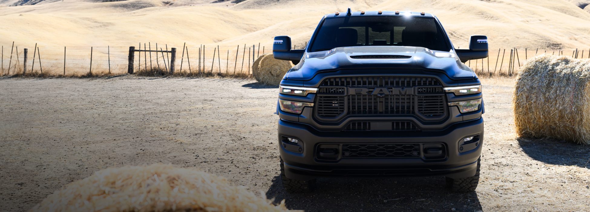 La parrilla de una Ram 2500 Rebel 2026 negra.