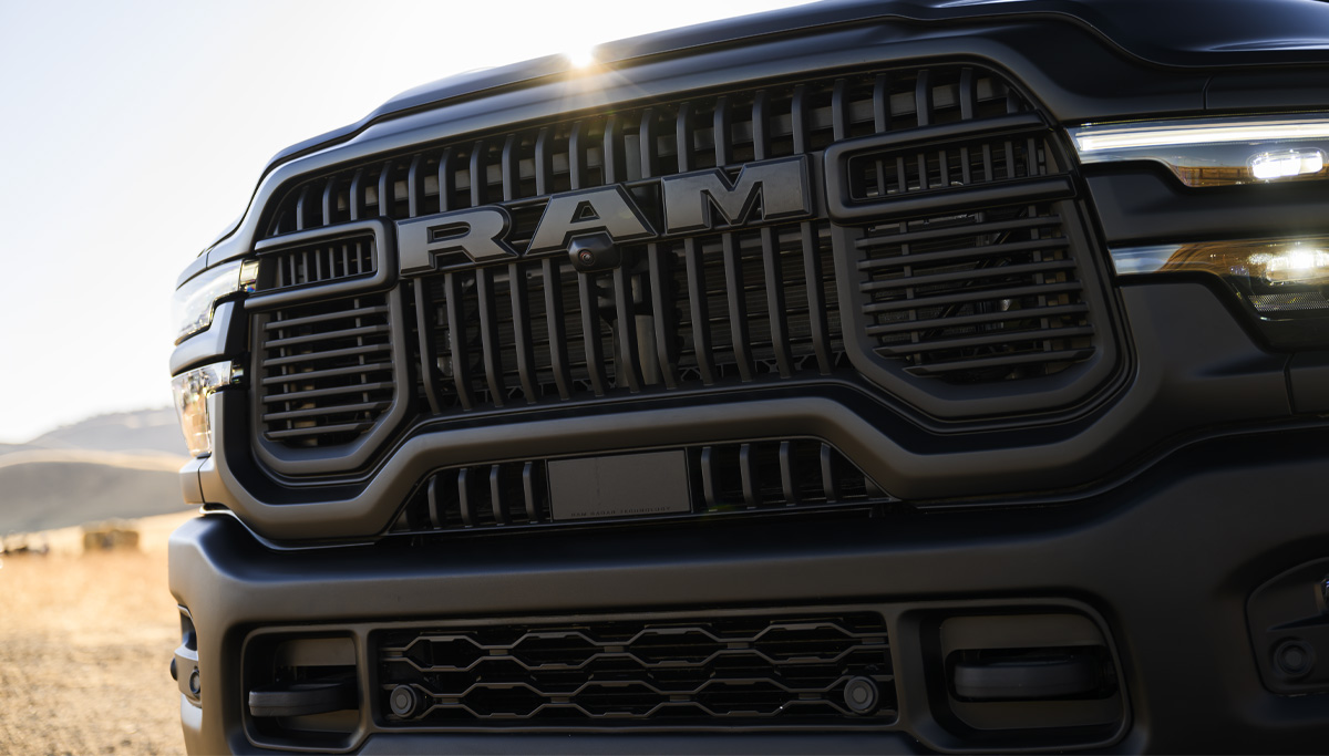 Se muestra la parrilla de una Ram 2500 Rebel 2026.