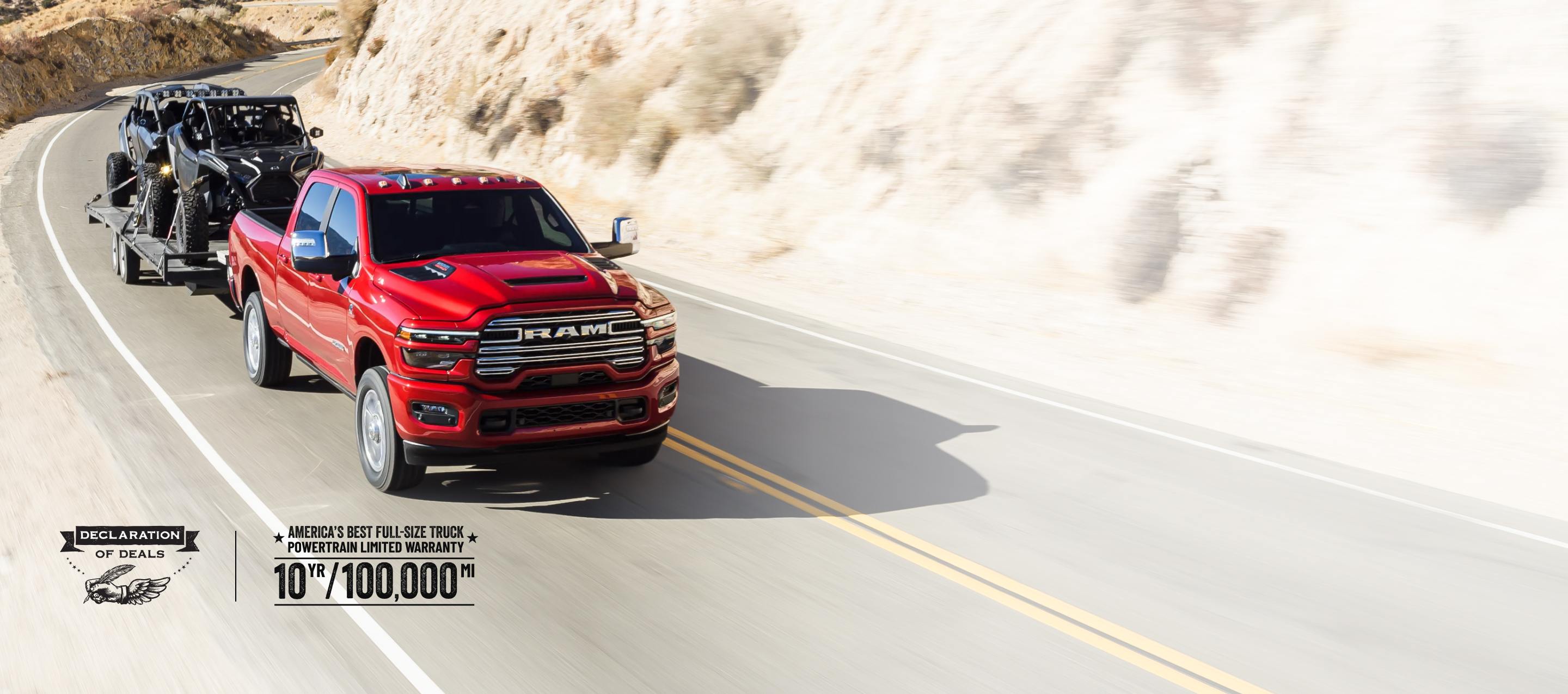 Una Ram 2500 Laramie 4x4 Crew Cab 2026 roja circulando por una carretera en las montañas, mientras remolca dos ATV. America's Best Full-Size Truck Powertrain Limited.Warranty. 10-Year, 100,000-Mile. Declaration of Deals Sales Event.