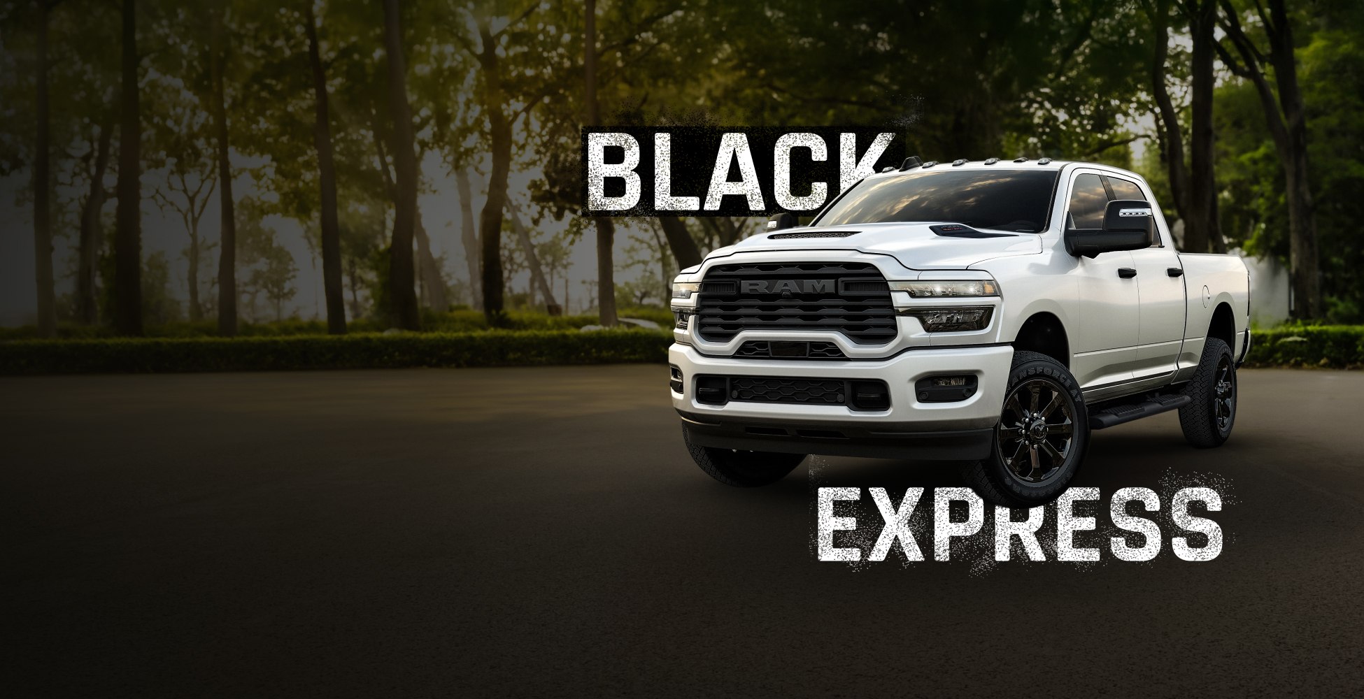 Toma frontal en ángulo de una Ram 2500 Black Express Crew Cab 2026 en un parque. Black Express.