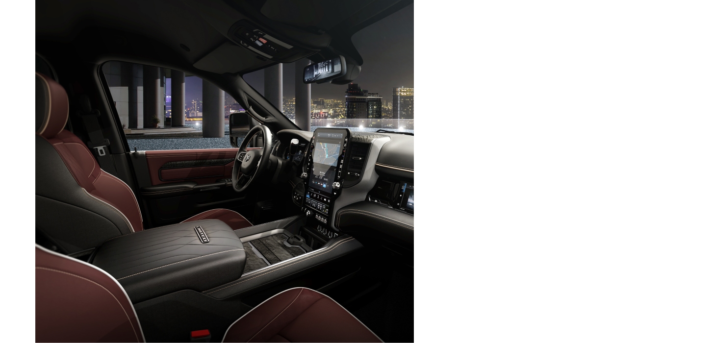 Asientos delanteros tapizados en cuero negro y Ebony Red en una camioneta Ram 3500 Limited Crew Cab 2026 para trabajo pesado.