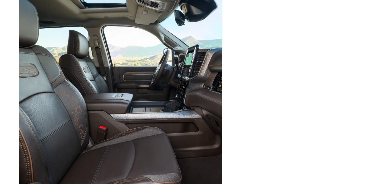 Asientos delanteros tapizados en cuero marrón Bison y techo corredizo abierto en la camioneta Ram 2500 Limited Longhorn Crew Cab 2026 para trabajo pesado.