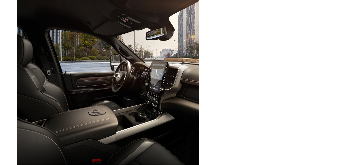 Los asientos delanteros en una Ram 3500 Laramie Crew Cab 2026.