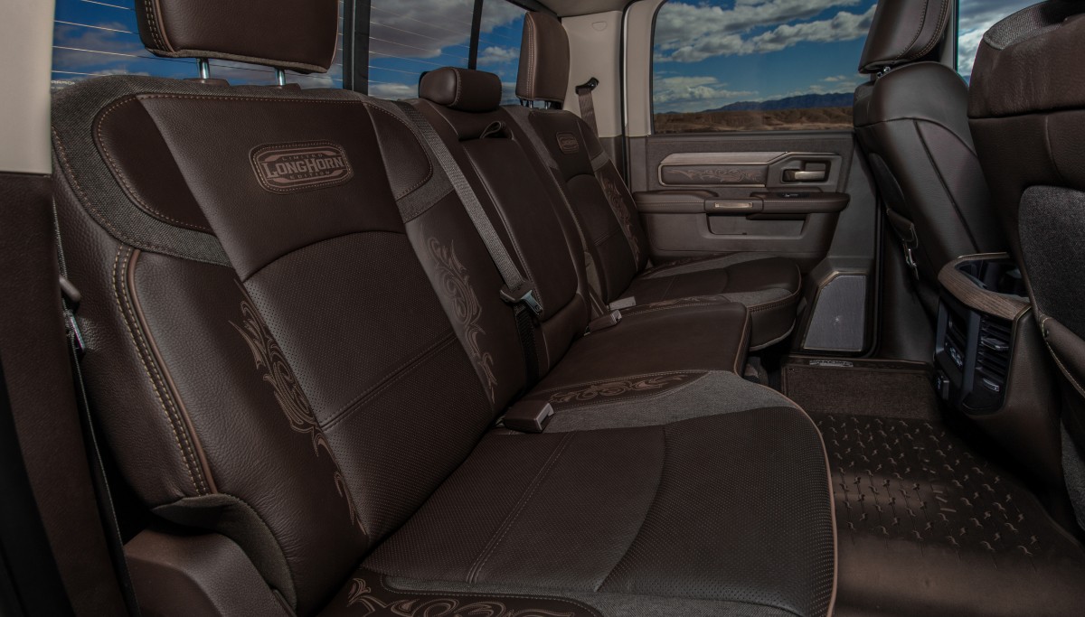 Mostrar Los asientos traseros en la Ram 3500 Limited Longhorn 2026 con el logotipo de Limited Longhorn Edition bordado en estos.
