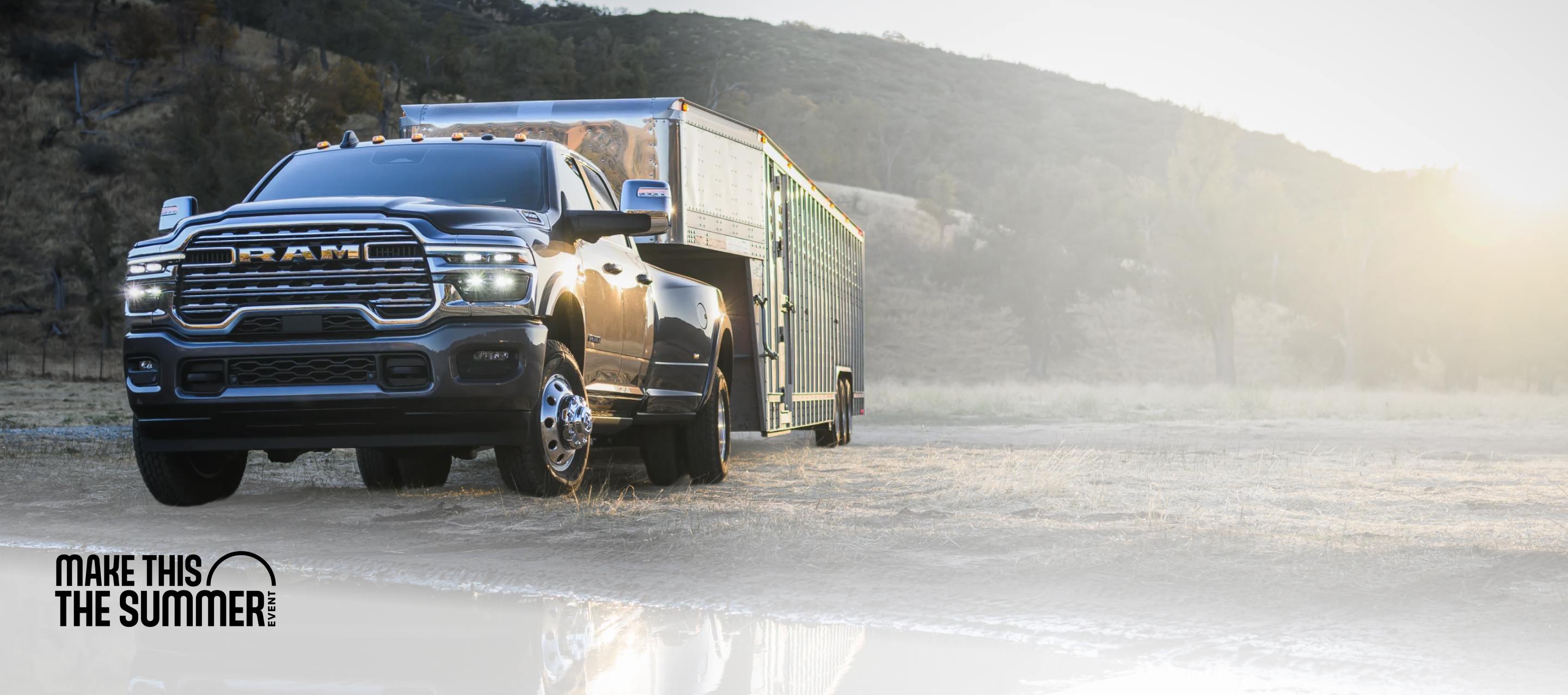 Una Ram 3500 Limited Longhorn 4x4 Crew Cab 2026 negra remolcando un tráiler grande para ganado. Conviértelo en el evento del verano.