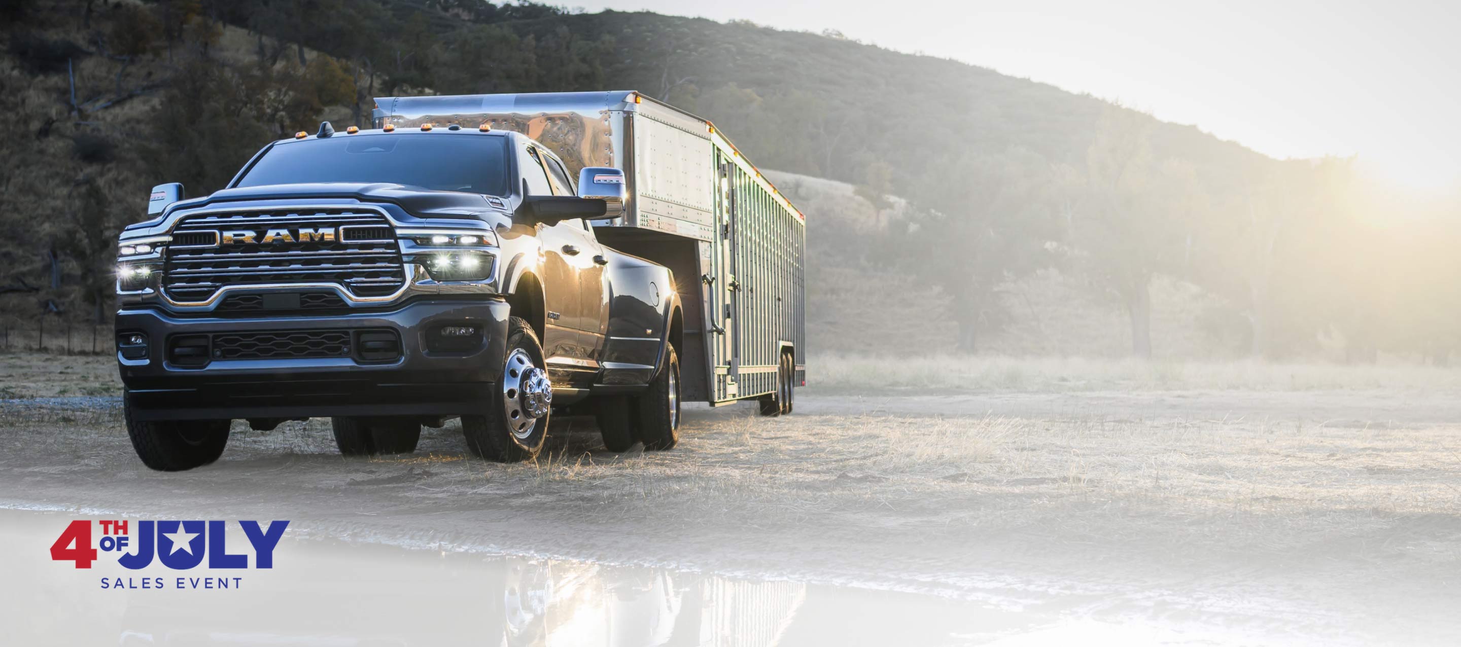 Una Ram 3500 Limited Longhorn 4x4 Crew Cab 2026 negra para trabajo pesado remolcando un tráiler grande para ganado. Evento de ventas del 4 de julio.