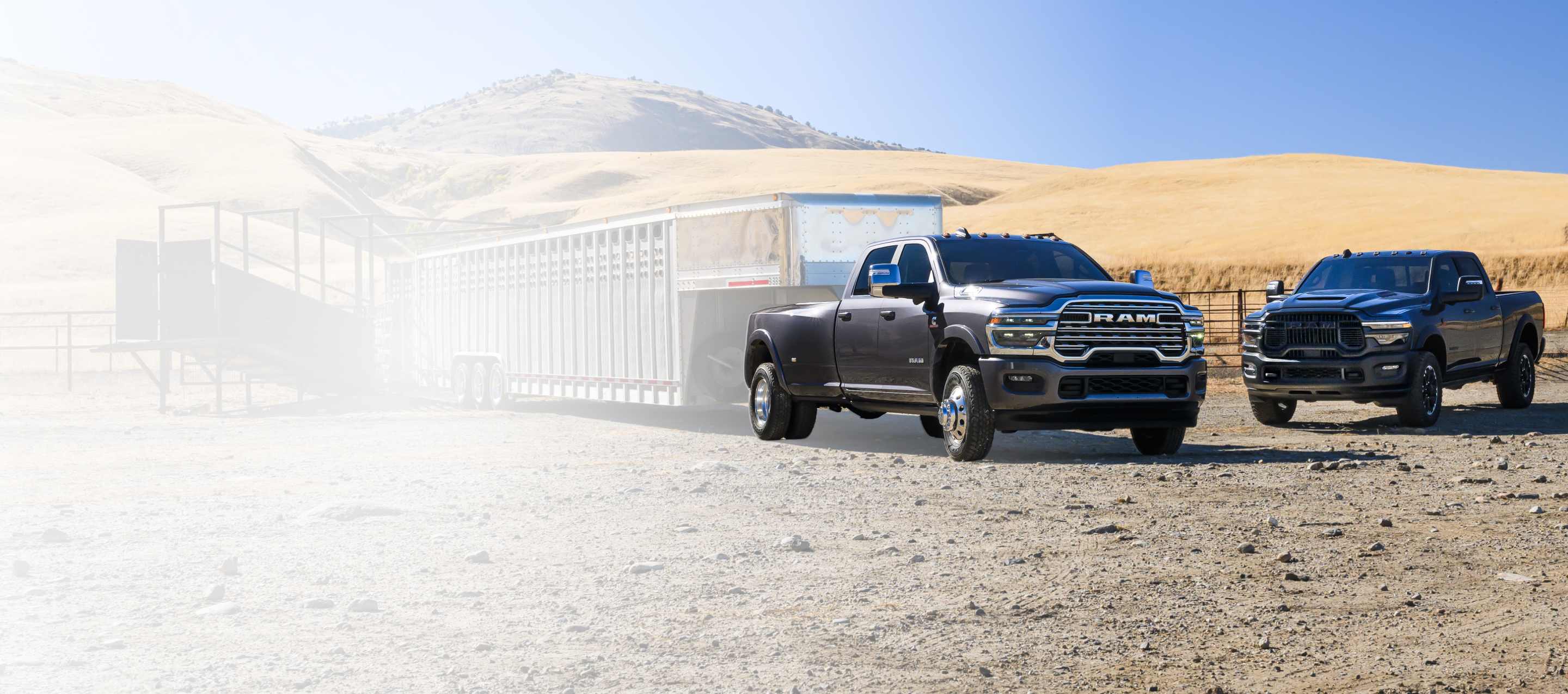 Una Ram 1500 Limited 4x4 Crew Cab 2026 gris circulando por un camino campestre. Evento de ventas del Día del Trabajo y 10 años/100000 millas.