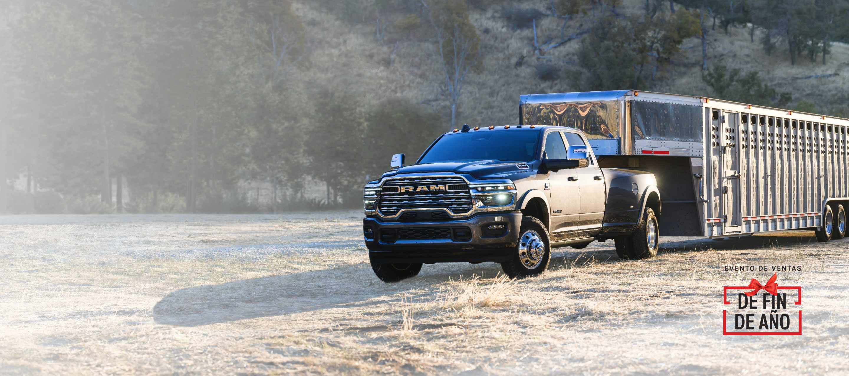 Una Ram 3500 Limited Longhorn 4x4 Crew Cab 2026 gris acarreando un remolque de quinta rueda grande para ganado. Evento de ventas de Fin de año.