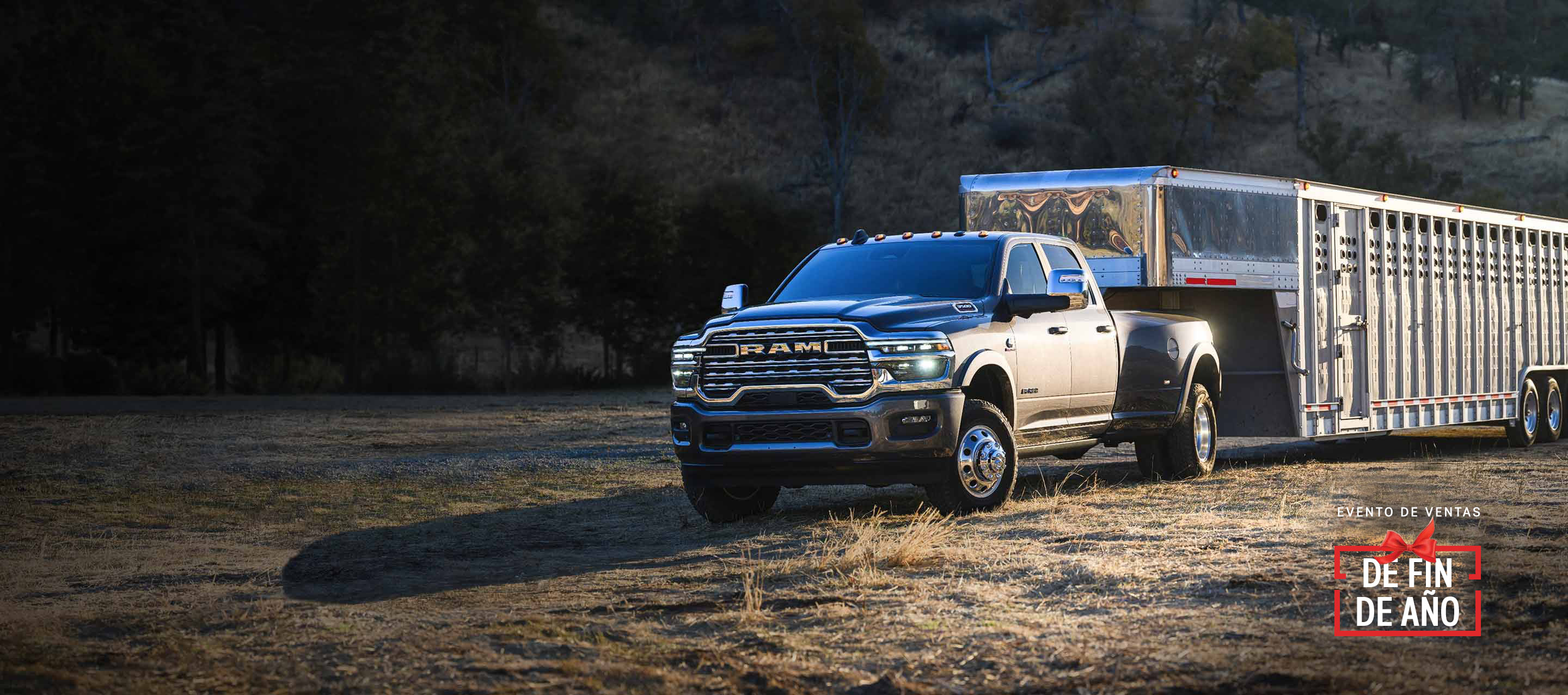 Una Ram 3500 Limited Longhorn 4x4 Crew Cab 2026 gris acarreando un remolque de quinta rueda grande para ganado. Evento de ventas de Fin de año.