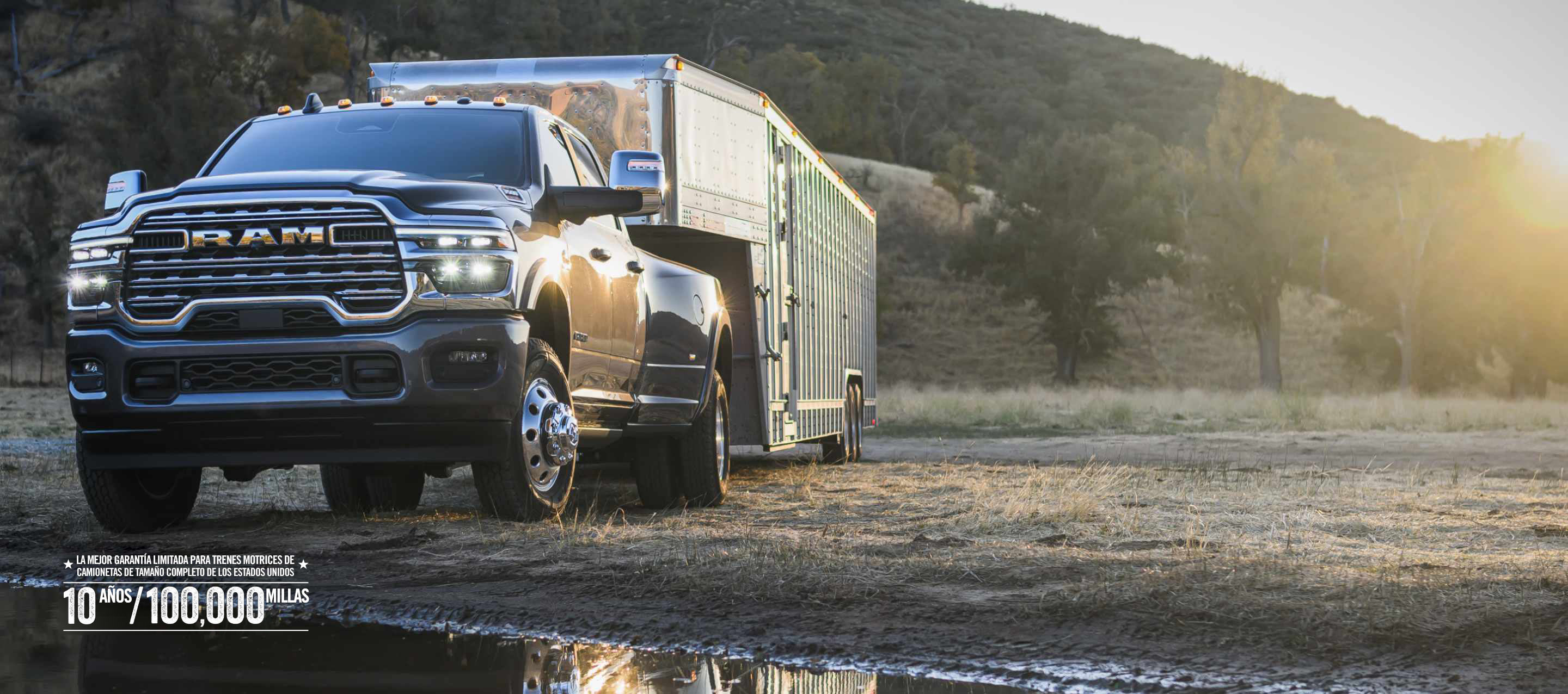 Una Ram 3500 Limited Longhorn 4x4 Crew Cab 2026 negra acarreando un remolque de quinta rueda grande para ganado fuera de la carretera, al lado de la costa. La mejor garantía limitada del tren motriz para camionetas de tamaño completo de los Estados Unidos, de 10 años/100,000 millas.