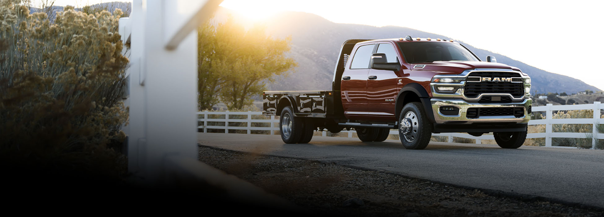 Una Ram 4500 Big Horn Chassis Cab Crew Cab 2026 roja con una caja tipo plataforma larga.