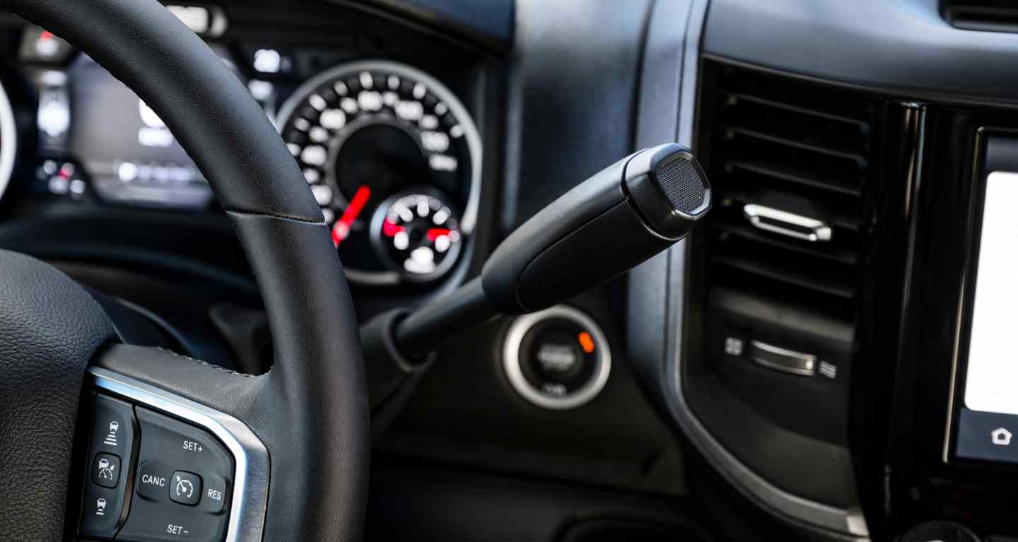 Se muestra la palanca de cambios montada en la columna de dirección de la Ram Chassis Cab 2026.