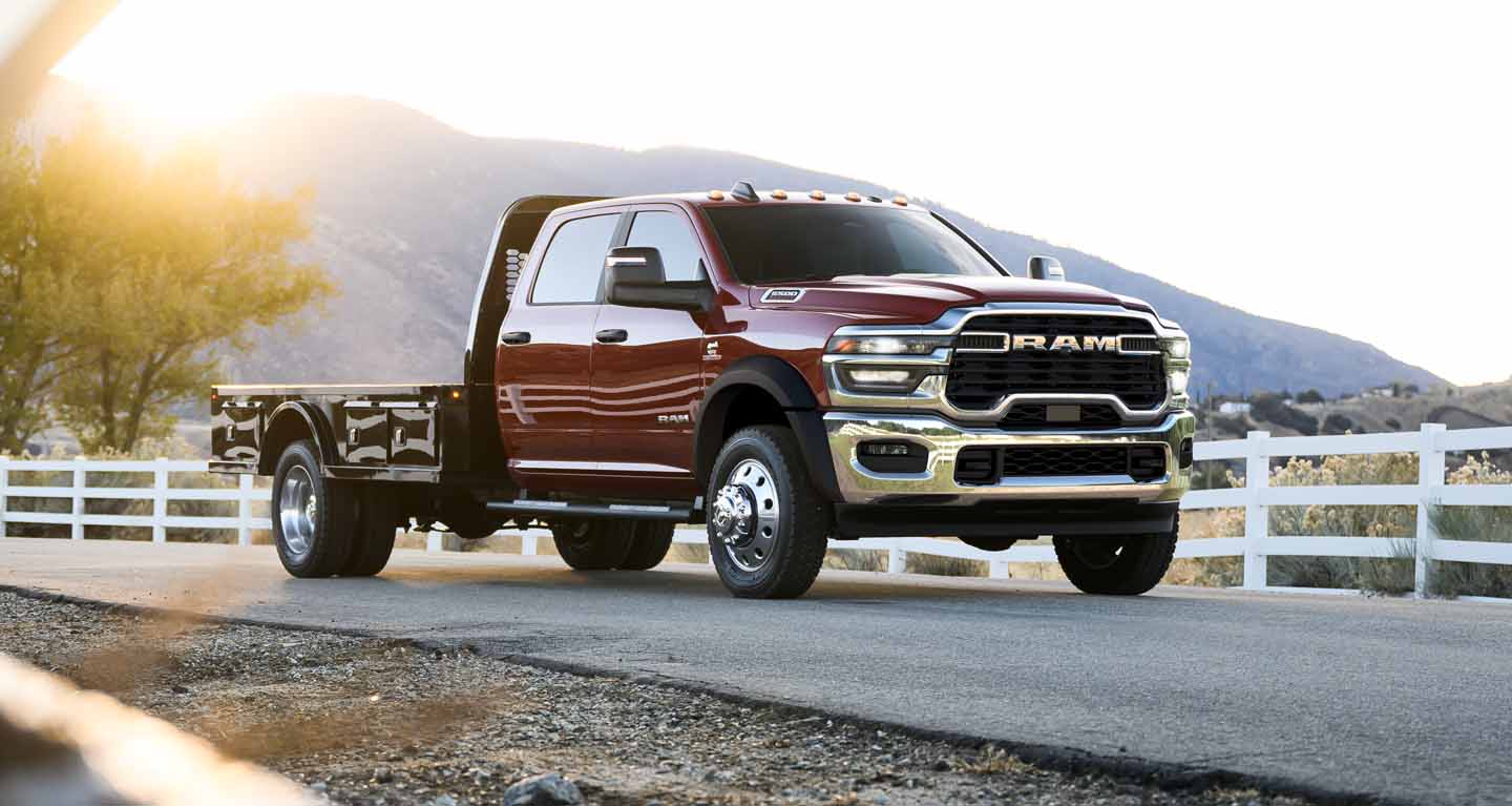 Se muestra Una Ram 4500 Big Horn Chassis Cab Crew Cab 2026 roja con una caja tipo plataforma larga.