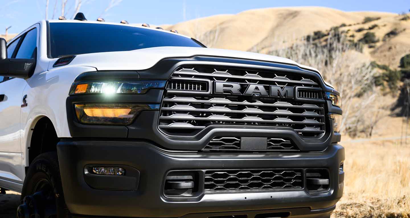 Se muestra El extremo delantero de una Ram 3500 Tradesman Chassis Cab Crew Cab 2026 blanca.