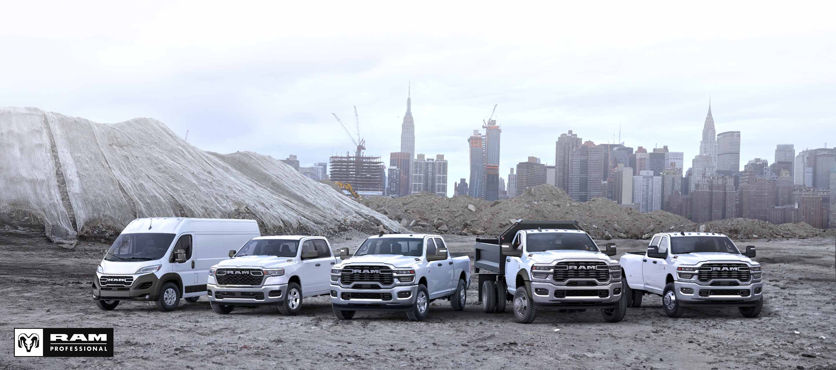 Una fila de camionetas y vans Ram, todas blancas, en un sitio de construcción comercial. De izquierda a derecha: una cargo van Ram ProMaster 3500 SLT High Roof, una Ram 1500 Tradesman 4x4 Crew Cab, una Ram 2500 Tradesman 4x4 Crew Cab, una Ram 4500 Chassis Cab Big Horn Regular Cab con una mejora de carrocería volcadora y una Ram 3500 Tradesman 4x4 Crew Cab. Ram Professional.