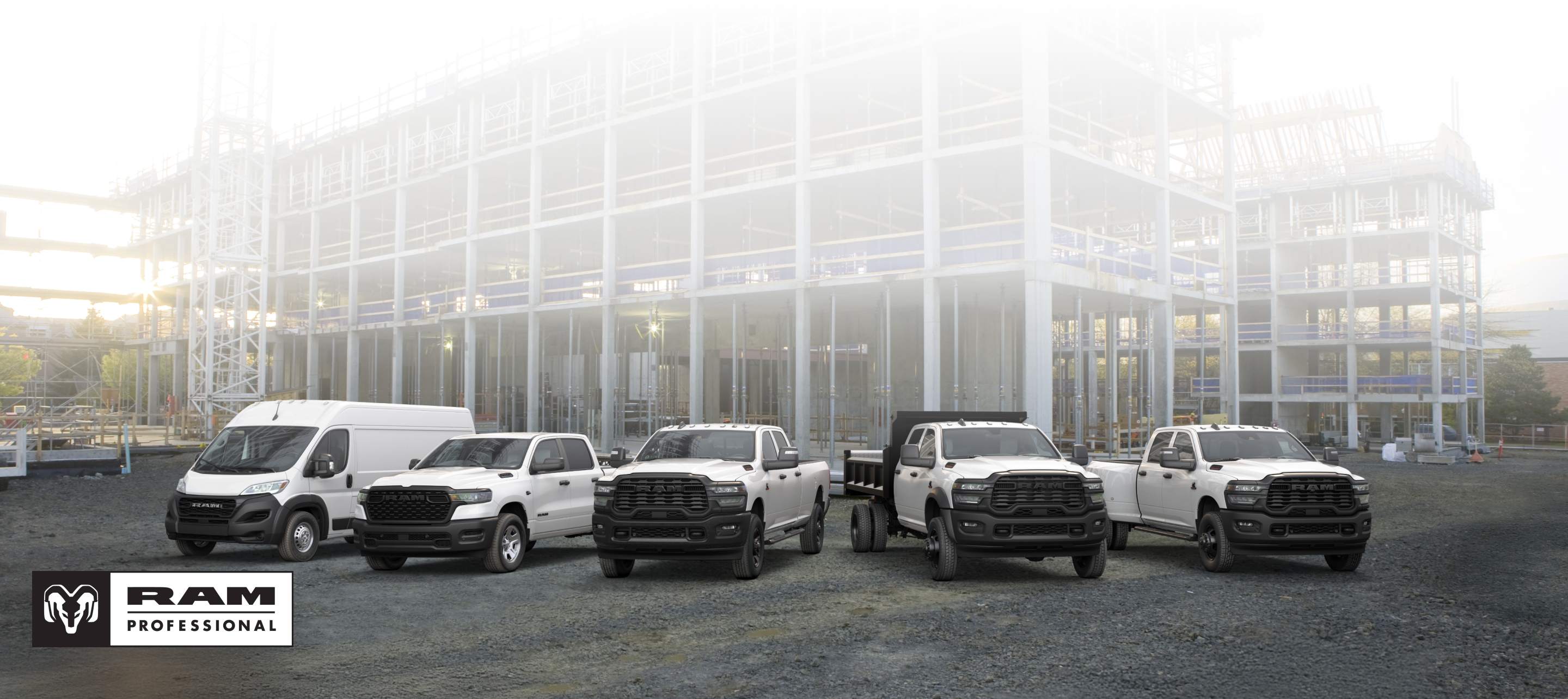 Una formación de camionetas y vans Ram 2026, todas de color blanco, en una obra comercial en construcción. De izquierda a derecha: una Ram ProMaster 3500 Tradesman High Roof Cargo Van, una Ram 1500 Tradesman 4x4 Crew Cab, una Ram 2500 Tradesman 4x4 Crew Cab, una Ram 3500 Tradesman Crew Cab Chassis Cab con una mejora de carrocería volcadora y una Ram 3500 Tradesman 4x4 Crew Cab.