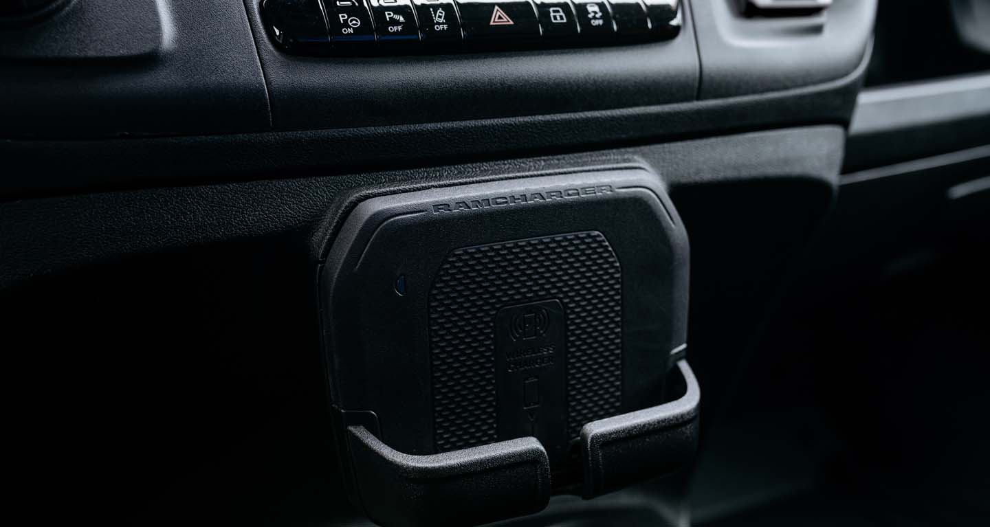 Se muestra el estante para teléfono con sistema de carga inalámbrica en la Ram ProMaster EV 3500 Cargo Van 2026.