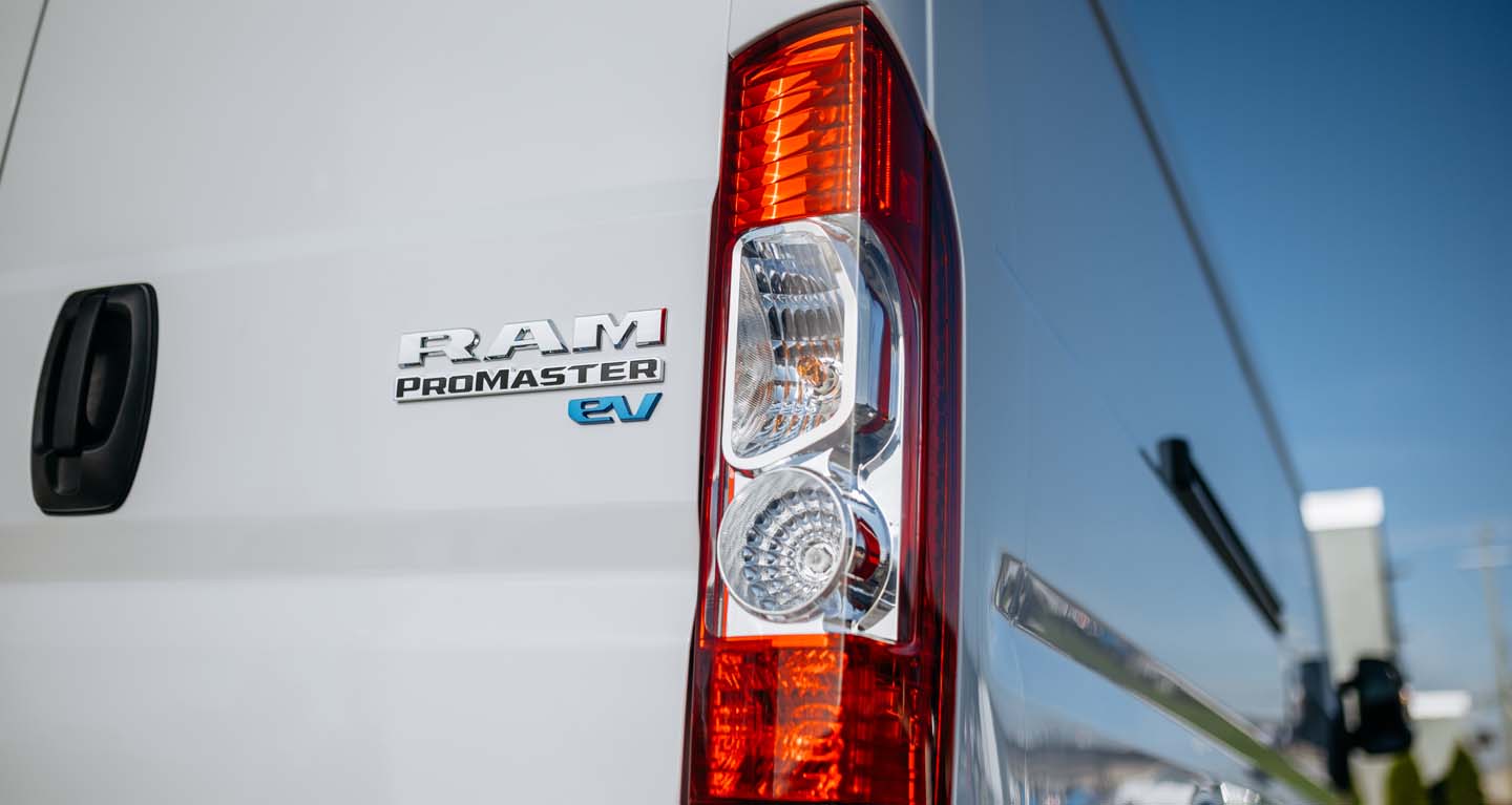 Se muestran el emblema y el faro trasero del lado del pasajero en una Ram ProMaster EV 3500 High Roof Cargo Van 2026 blanca.