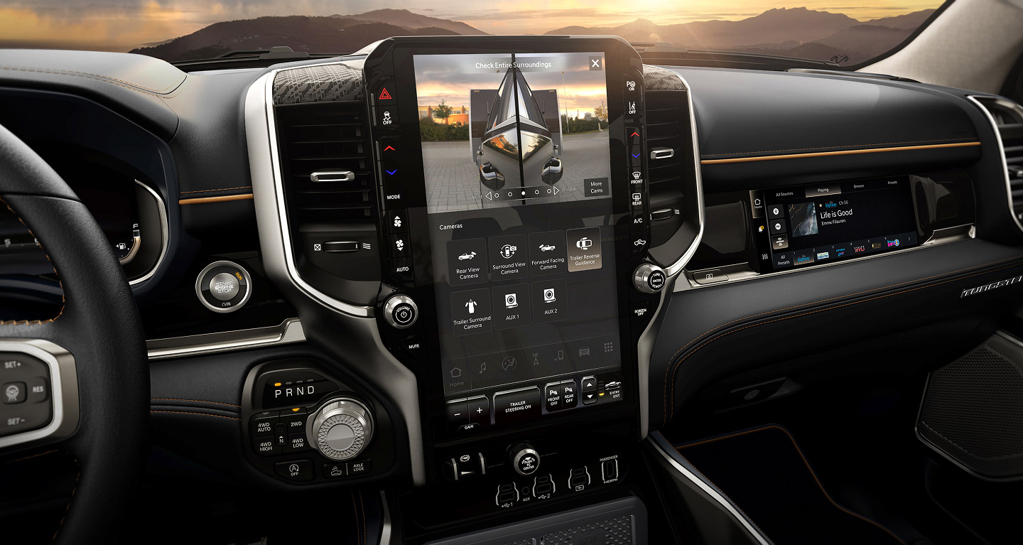 Se muestra la pantalla táctil Uconnect de la Ram 1500 Tungsten 4x4 Crew Cab 2027, en la que se muestra el sistema de guía de remolque en reversa.