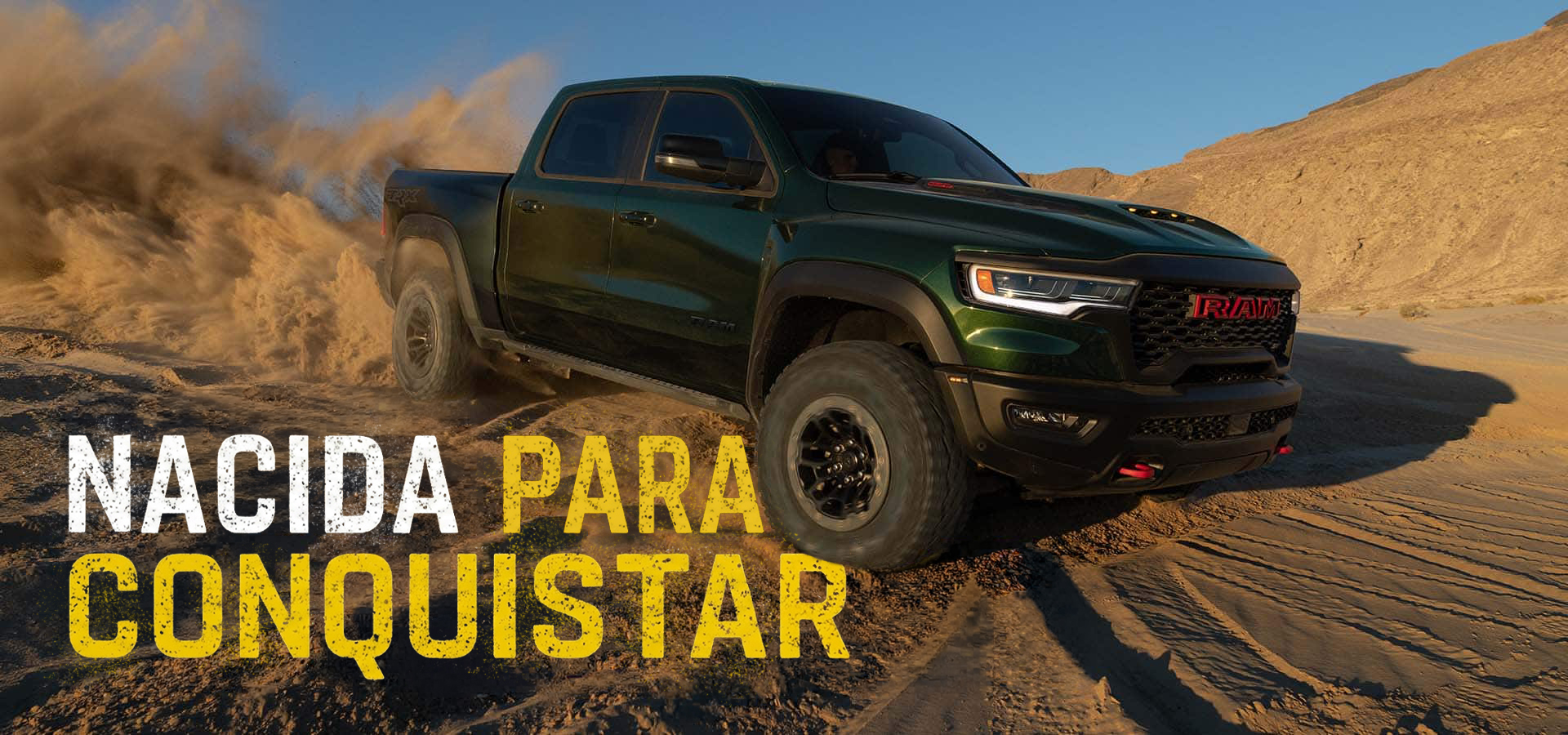 Una Ram 1500 TRX SRT 2027 circulando por el desierto, levantando arena mientras avanza. Nacida para conquistar.