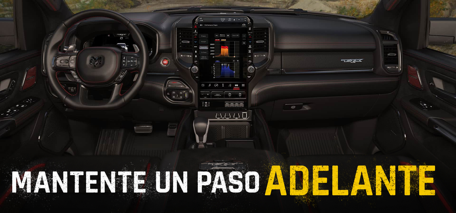 El volante, el panel de instrumentos, la pantalla táctil Uconnect, los comandos de la consola central y la consola central en la Ram 1500 TRX SRT 2027. Mantente un paso por delante