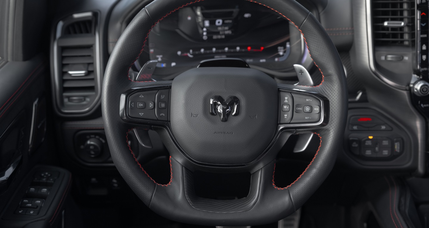 Se muestra el volante de la Ram 1500 TRX SRT 2027.