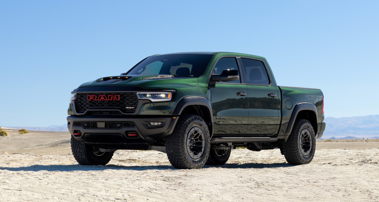 Se muestra una Ram 1500 TRX SRT​​​​​​​ 2027 verde.