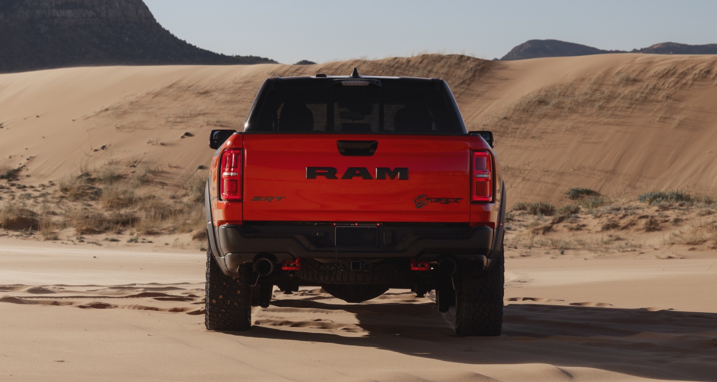 Se muestra la parte trasera de una Ram 1500 TRX SRT 2027 roja.