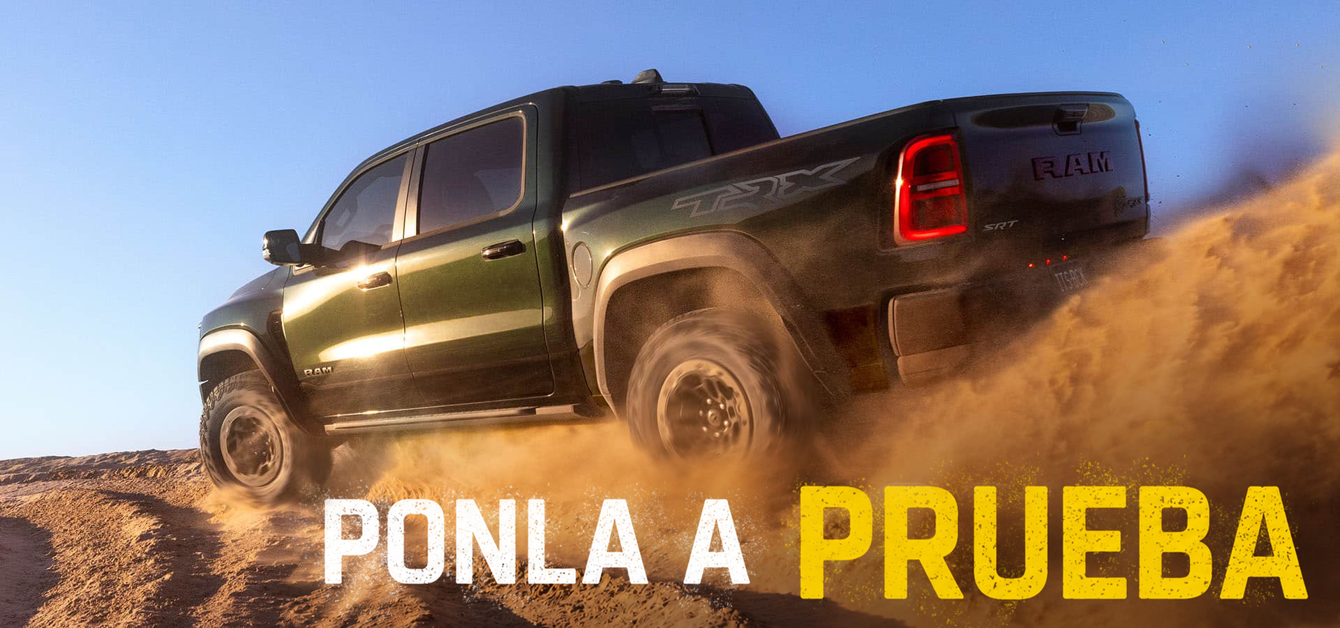 Una Ram 1500 TRX SRT 2027​​​​​​​ verde doblando una curva en arena con surcos profundos. Ponla a prueba.