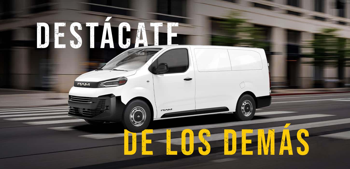 Una cargo van Ram ProMaster City Tradesman 2027 blanca circulando por una calle de la ciudad. Destácate de los demás.