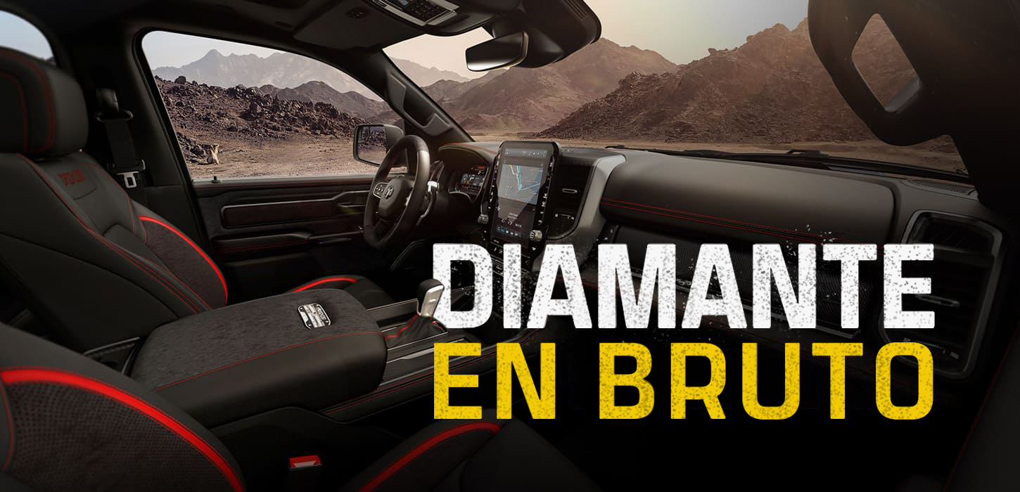 La primera fila de la Ram 1500 RHO 4x4 Crew Cab 2027 con el techo corredizo abierto, capturada desde el lado del pasajero. Diamante en bruto.