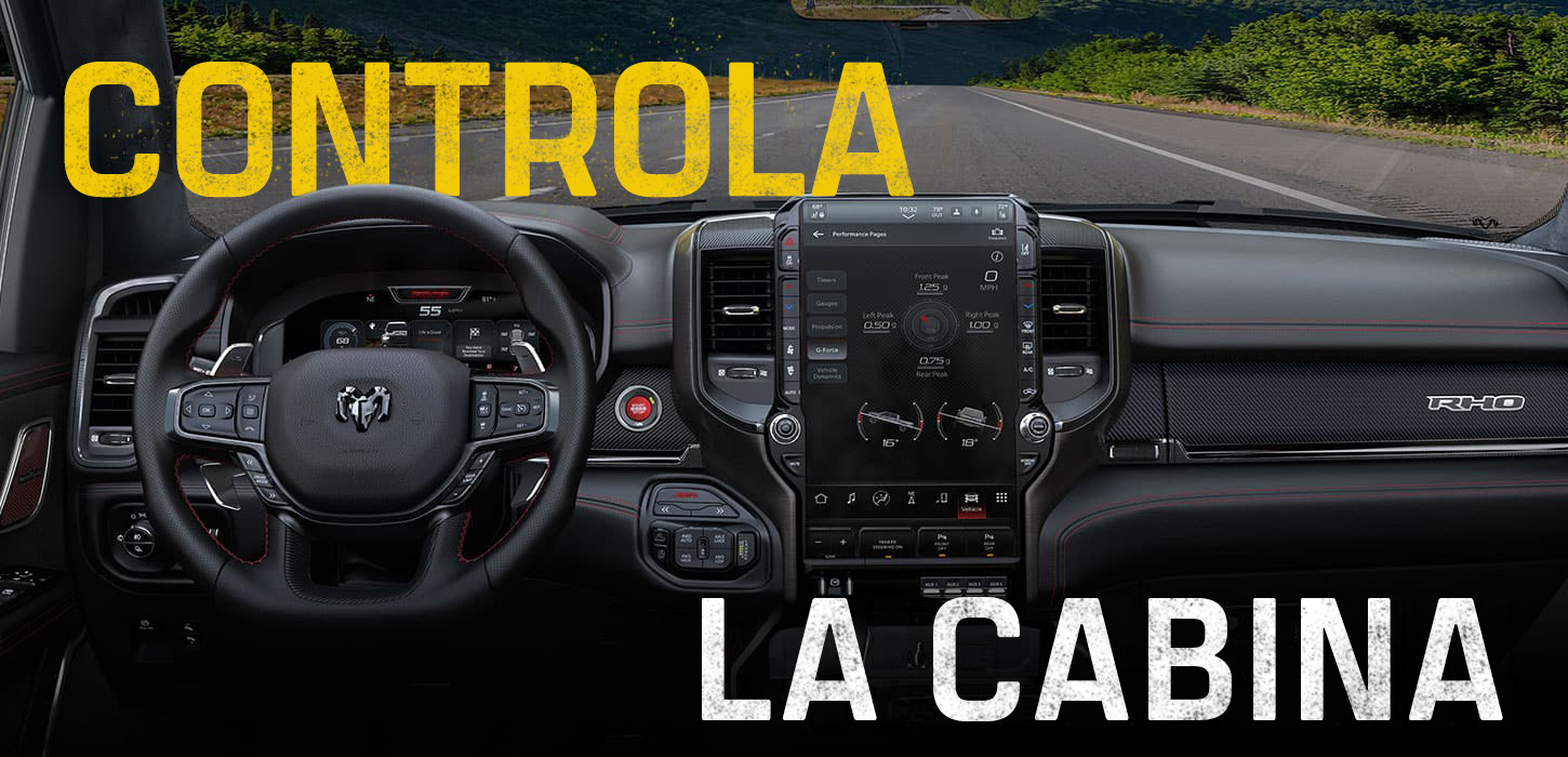 El interior de la Ram 1500 RHO 4x4 Crew Cab 2027, con especial atención al volante, la pantalla digital del tablero, la pantalla táctil Uconnect y los controles de la consola central. Toma el control de la cabina​​​​​​​.