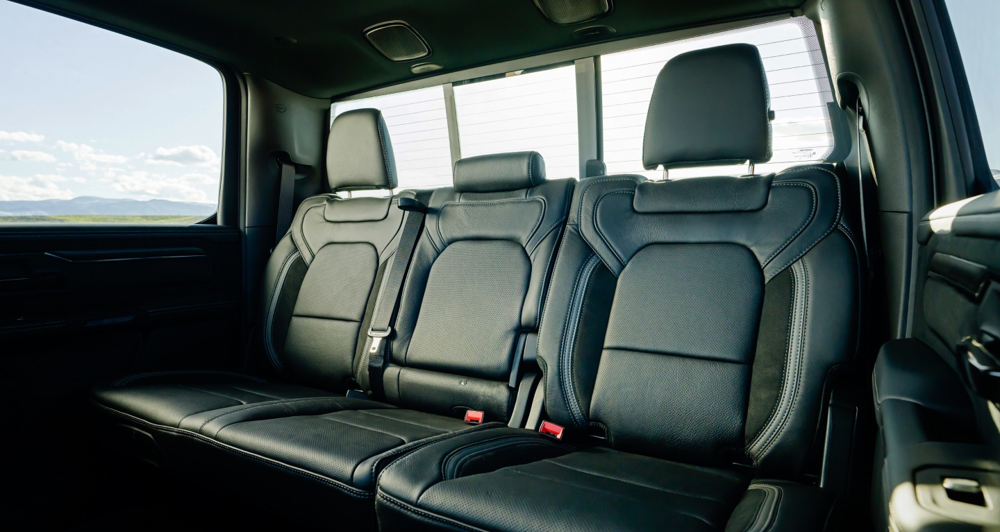Muestra Asiento trasero de tres pasajeros de la Ram 1500 RHO 4x4 Crew Cab 2027.