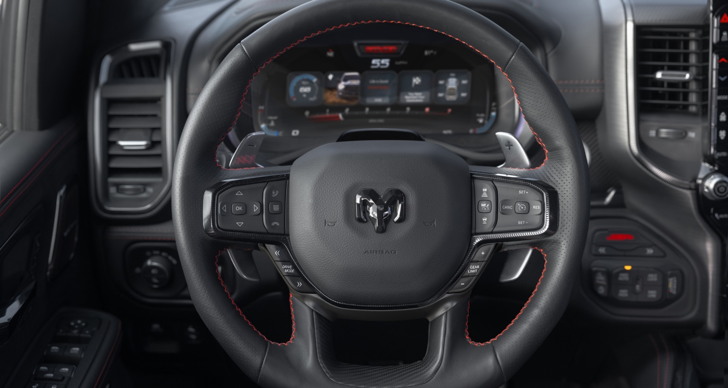 Muestra El volante de la Ram 1500 RHO 4x4 Crew Cab 2027.