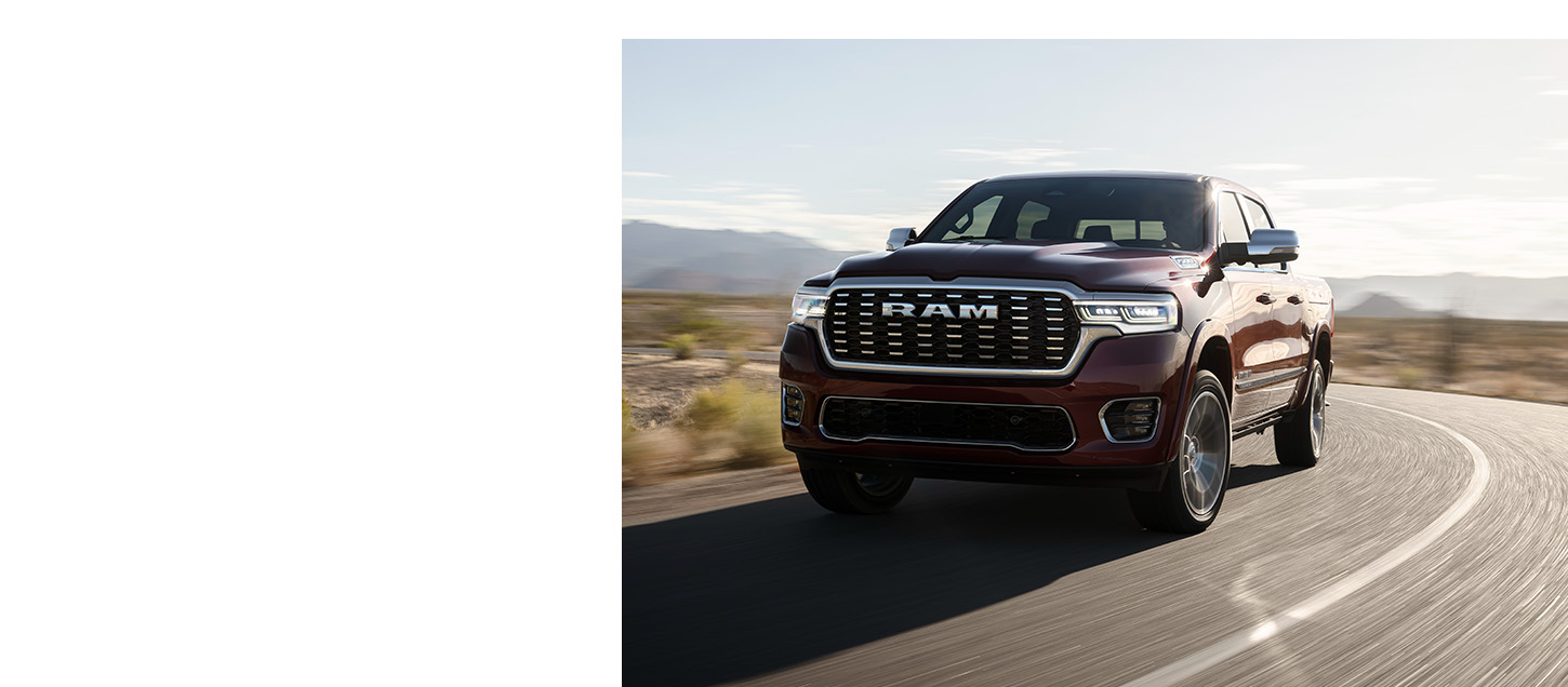 Una Ram Tungsten Crew Cab 2025 roja circulando por una carretera sinuosa.
