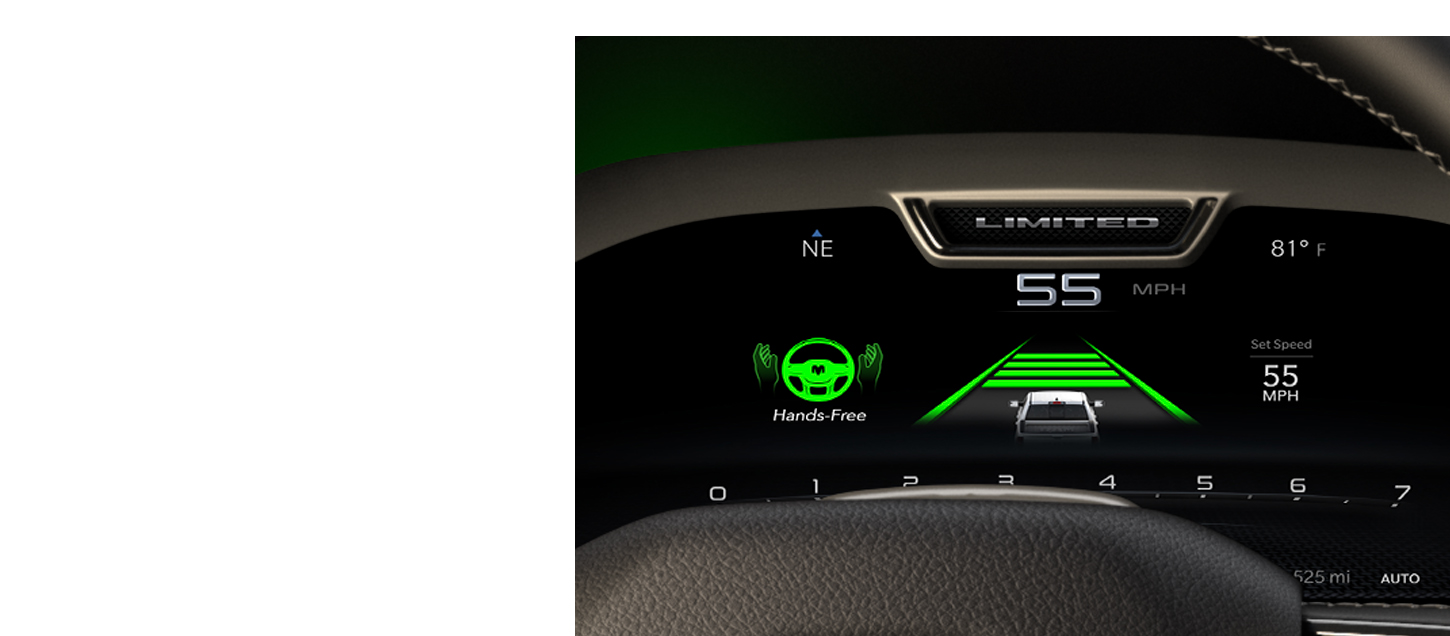 Primer plano del panel de instrumentos digitales de una Ram 1500 Limited 2025 mostrando que la asistencia para manejo activo con manos libres está activa.