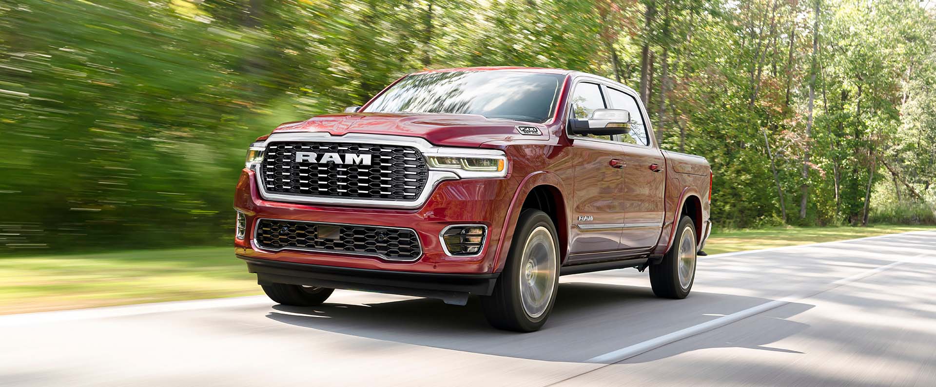 Una Ram Tungsten Crew Cab 2025 roja circulando por una autopista.